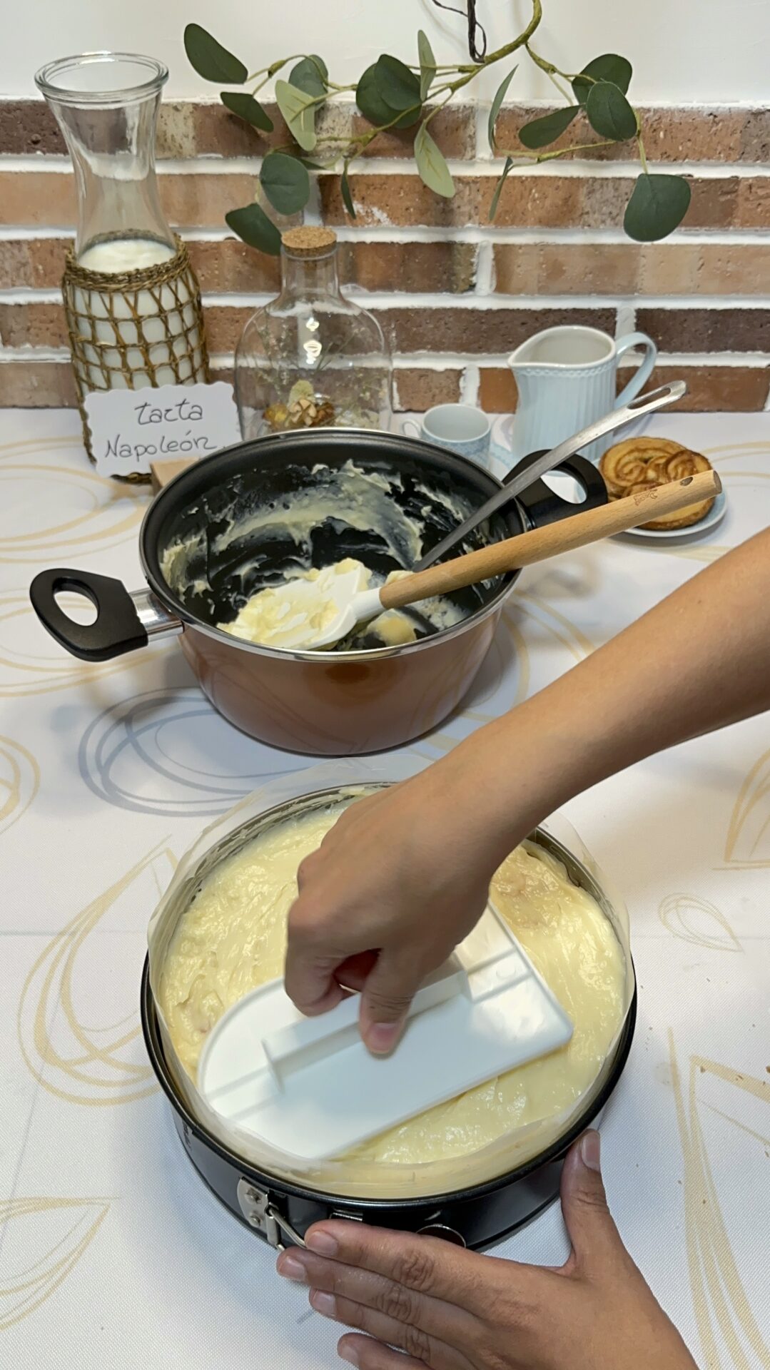 Y la capa superior de crema. Alisamos con el alisador