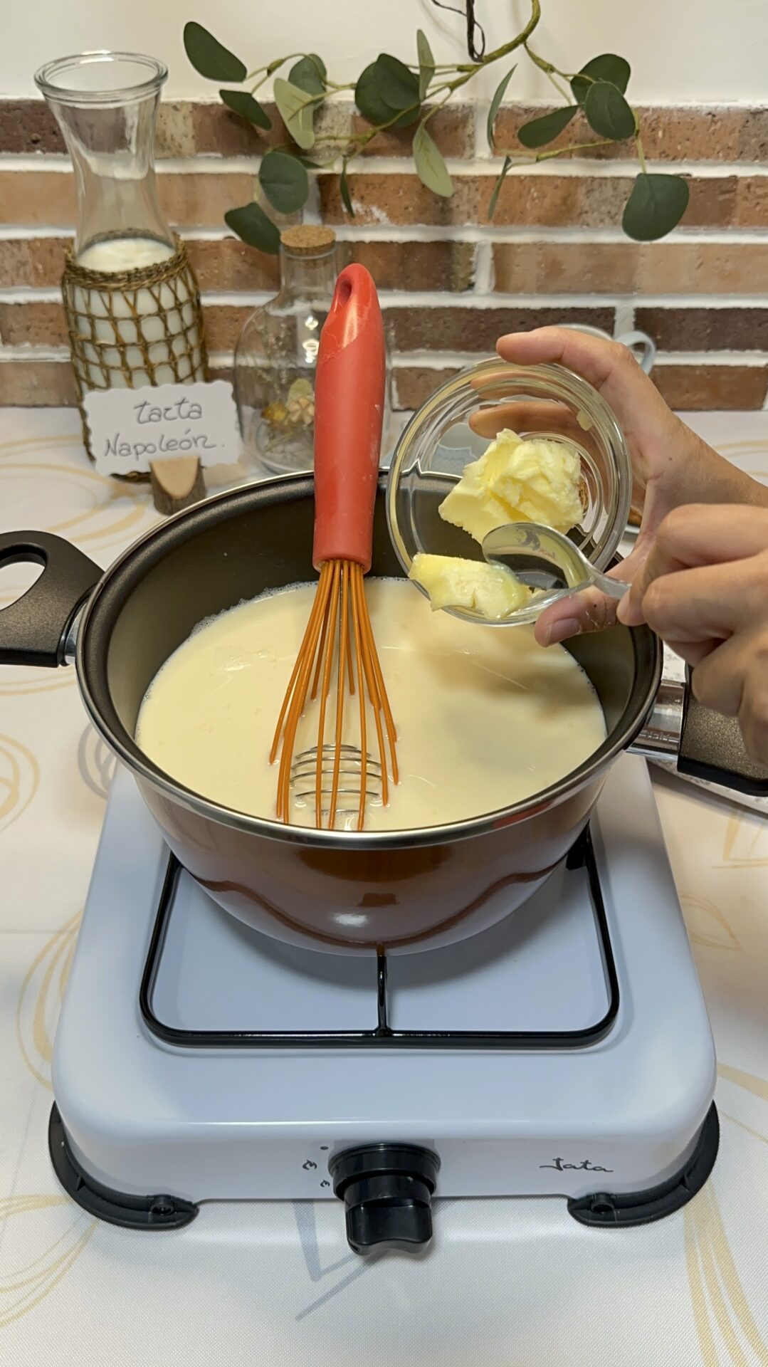 Cuando comience a espesar, apagamos el fuego e incorporamos la mantequilla
