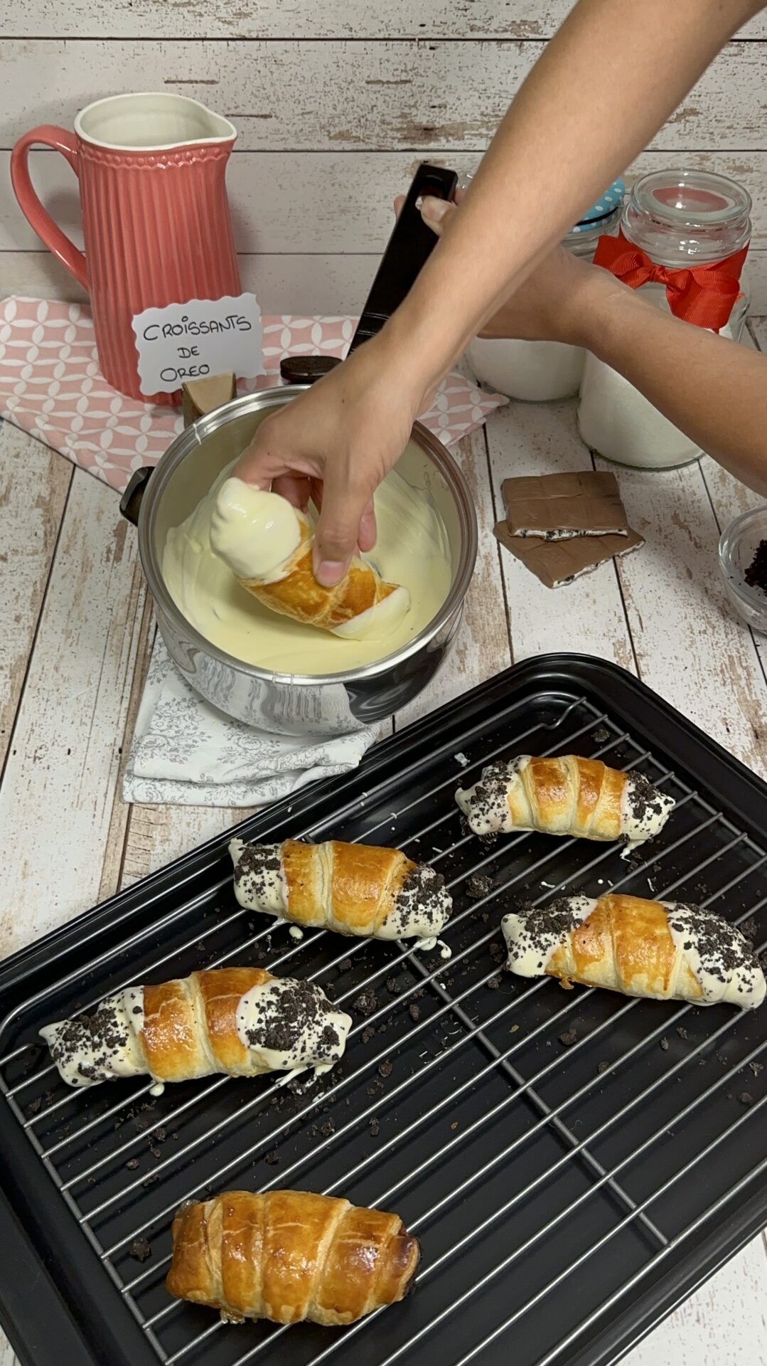 Mojamos los extremos de los croissants en el chocolate fundido