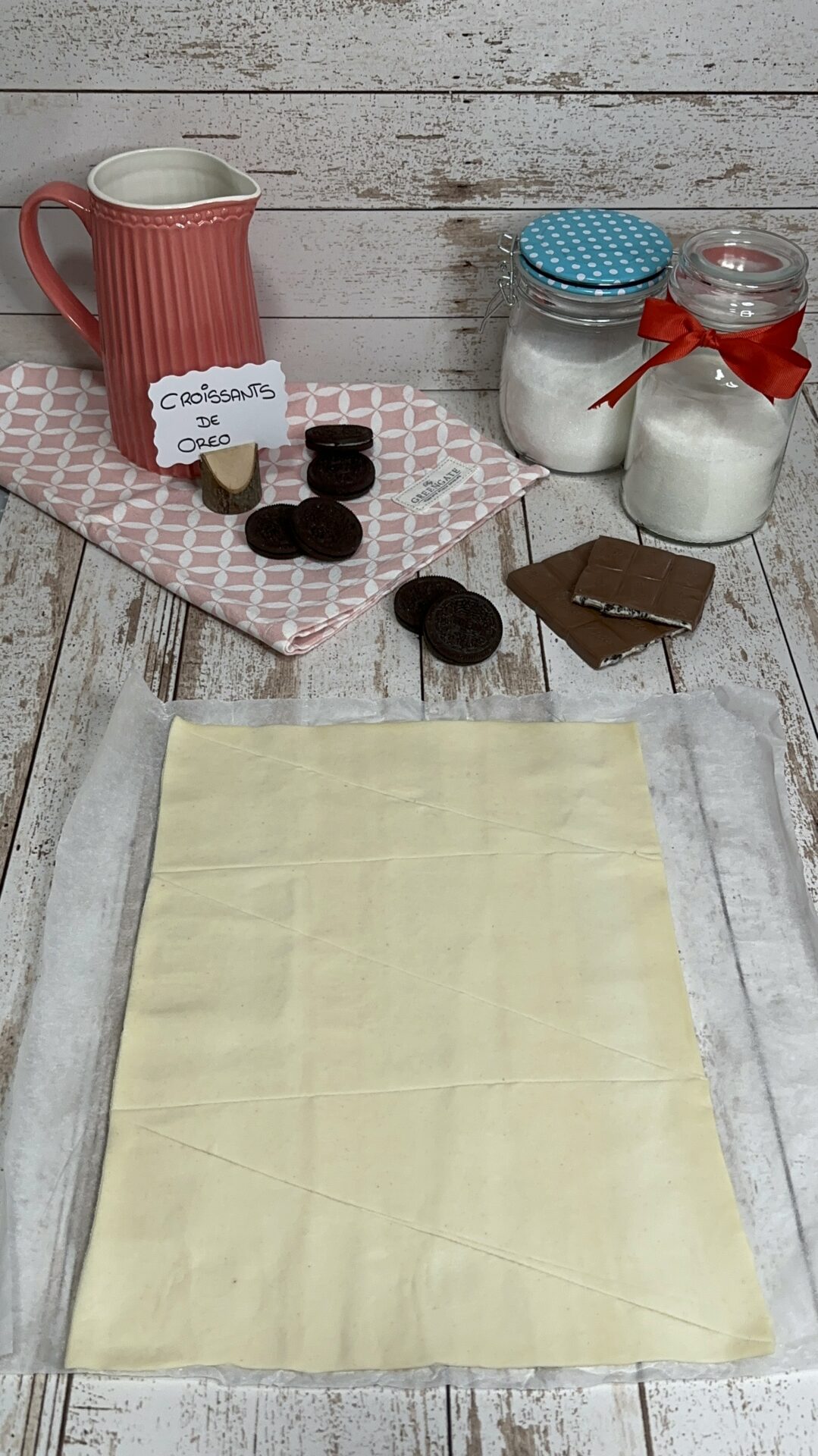 Nuestra lámina de hojaldre cortada en triángulos