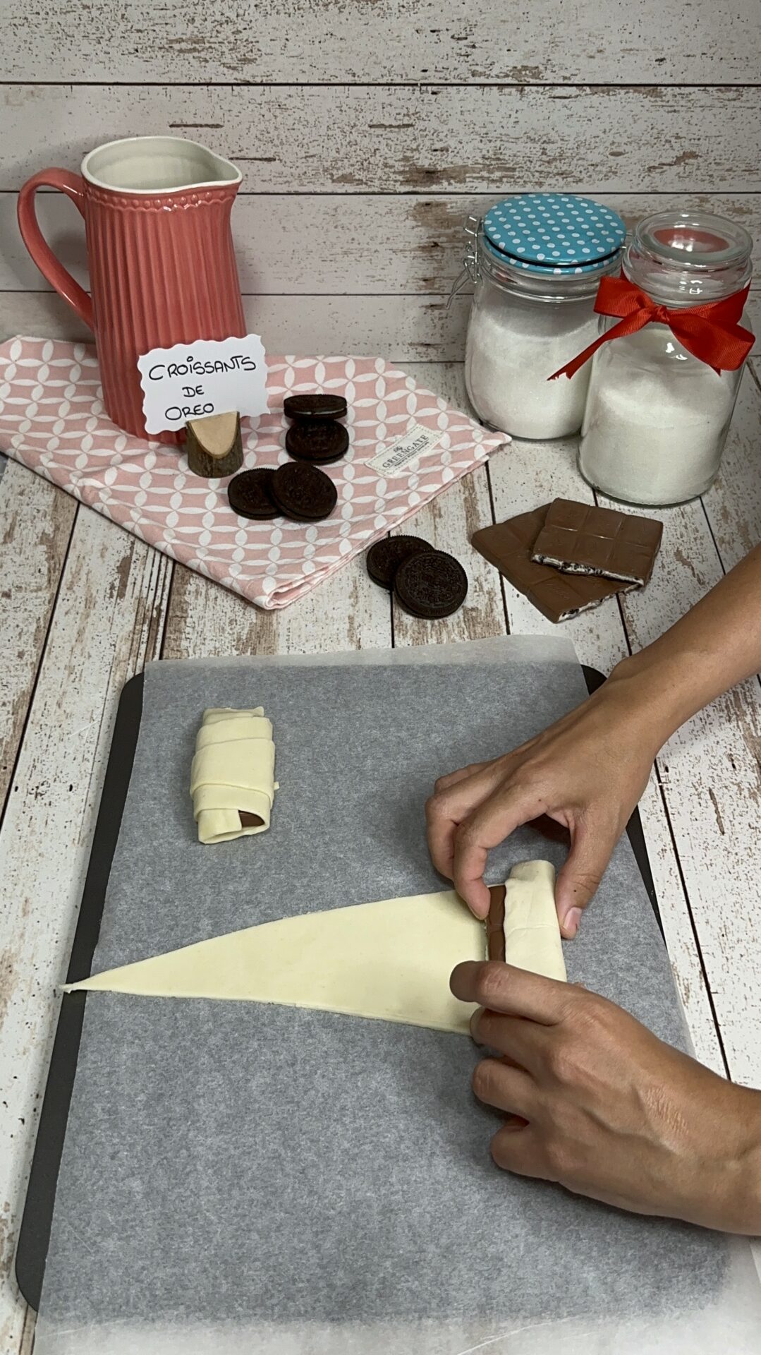 Colocamos un trozo de Oreo y enrollamos el triángulo sobre él