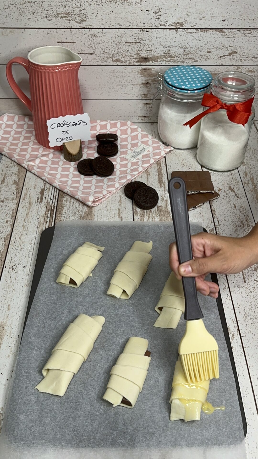 Pintamos la superficie de los croissants con huevo