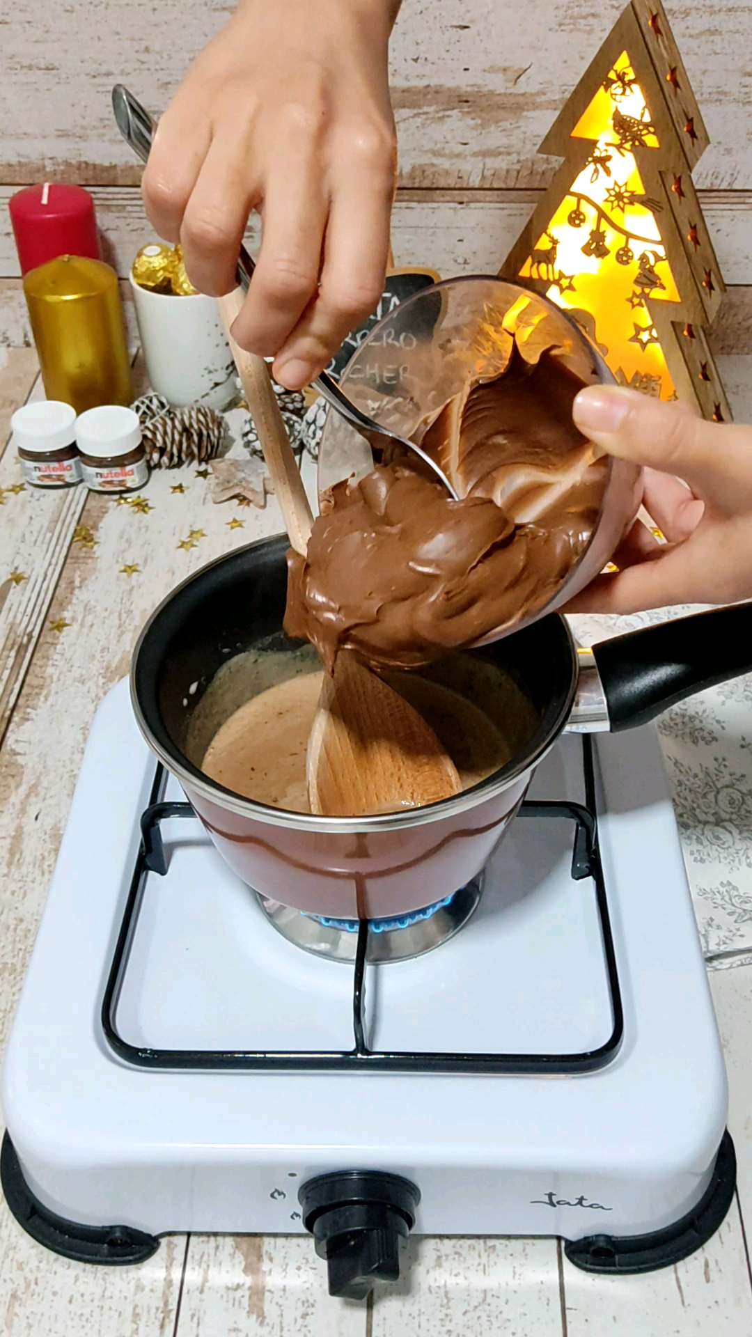 Agregamos los trozos de chocolate y la Nutella