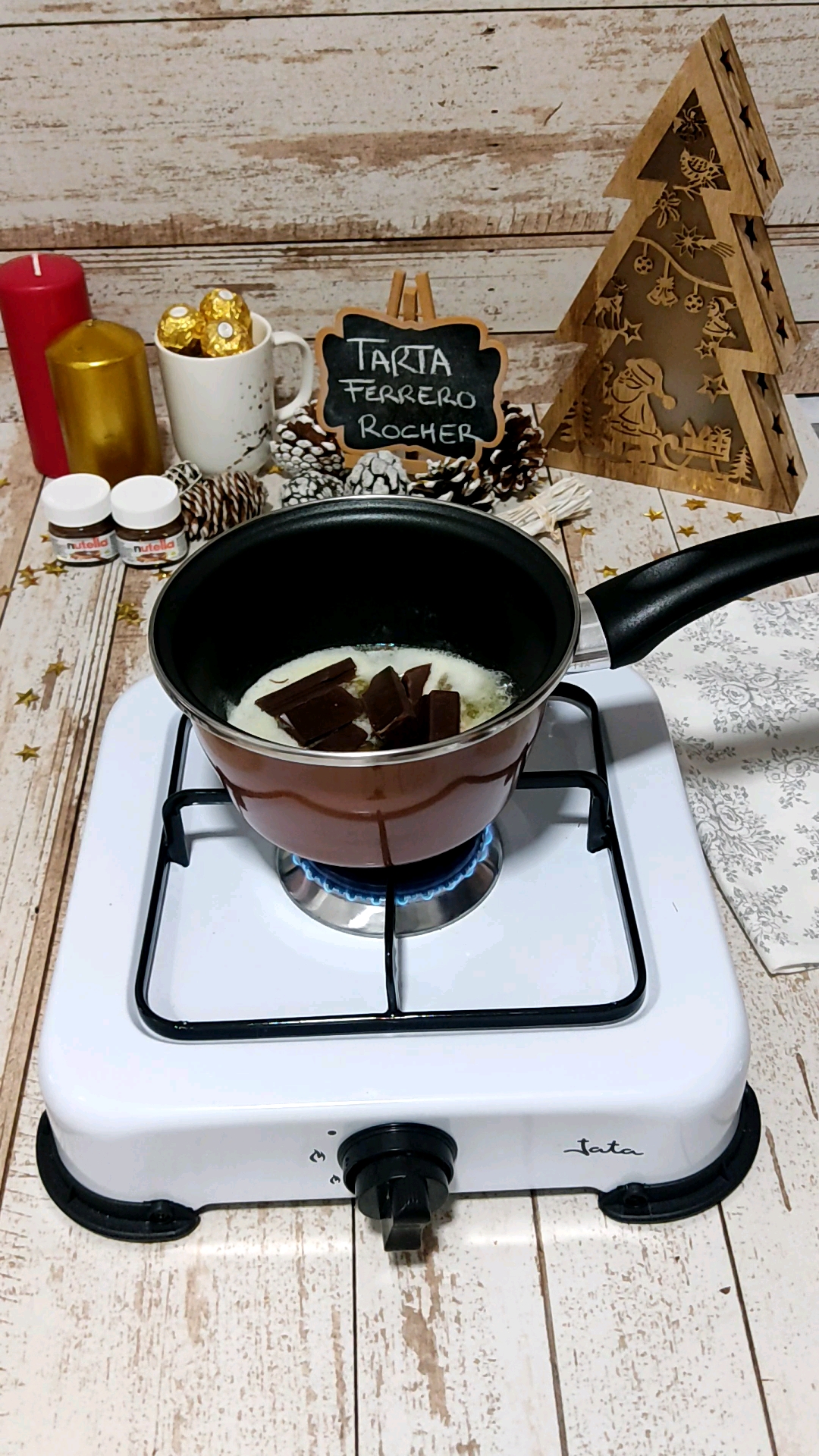 Llevamos a un cazo la mantequilla y los trozos de chocolate