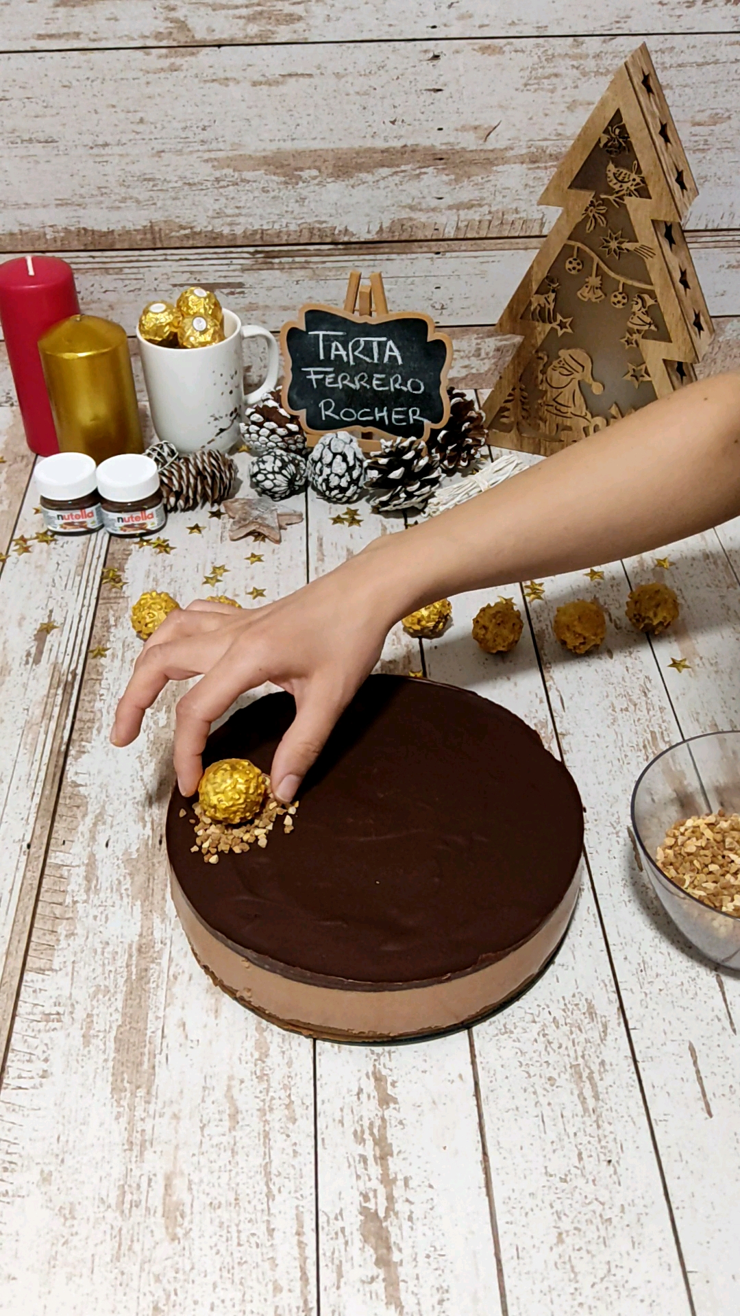 Colocamos los Ferrero en la tarta sobre camas de almendra