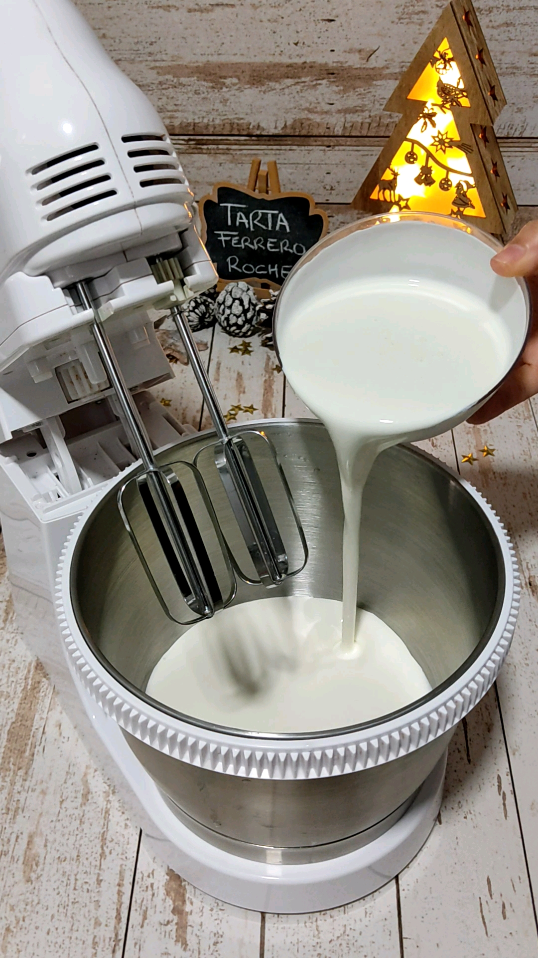 Montamos las claras por un lado y la nata por otro