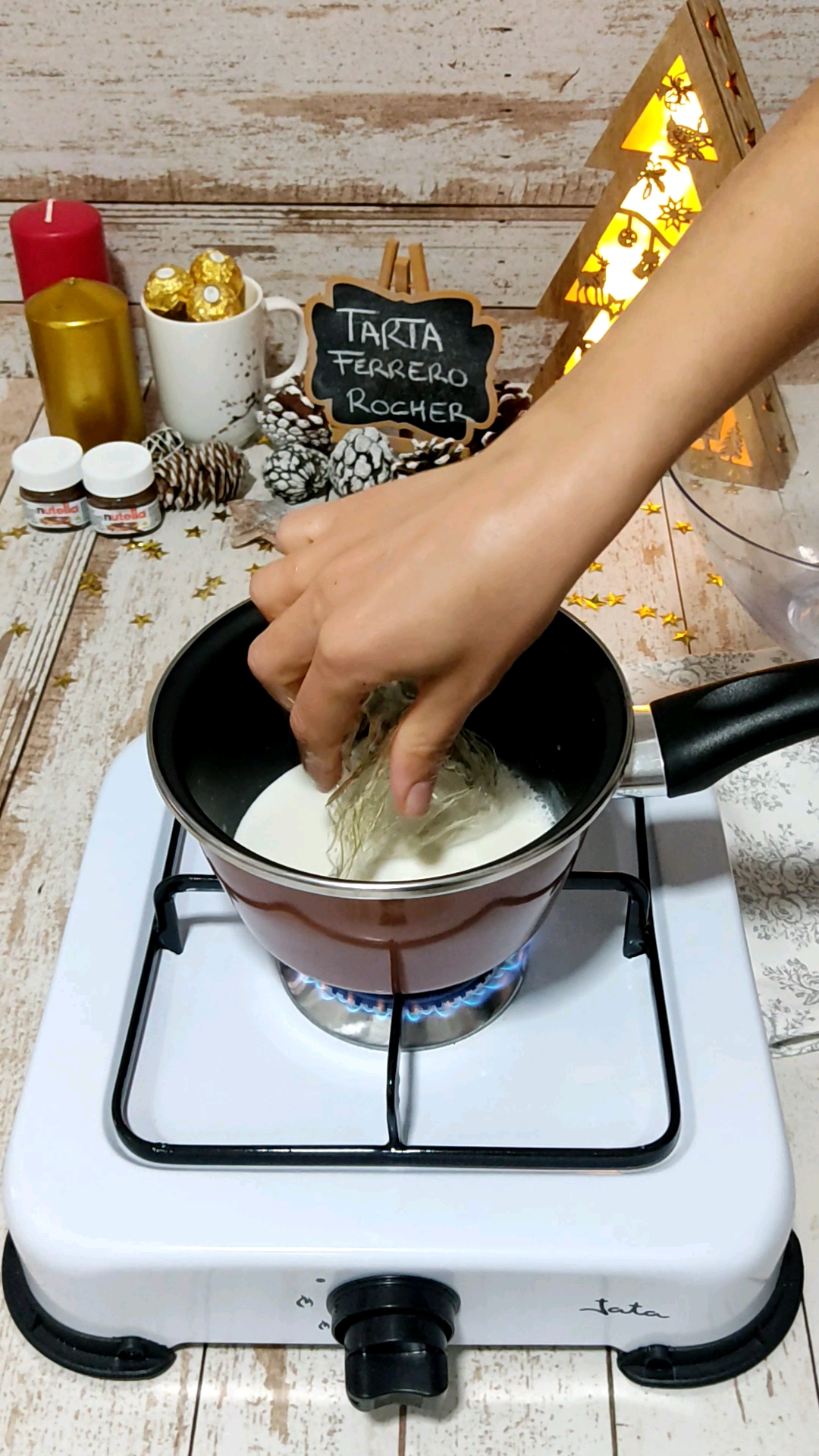 Llevamos la gelatina ya hidratada a la leche hirviendo