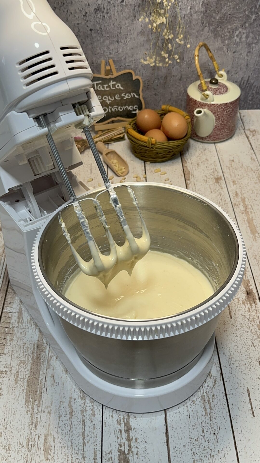 Mezclamos con las varillas hasta obtener una crema homogénea