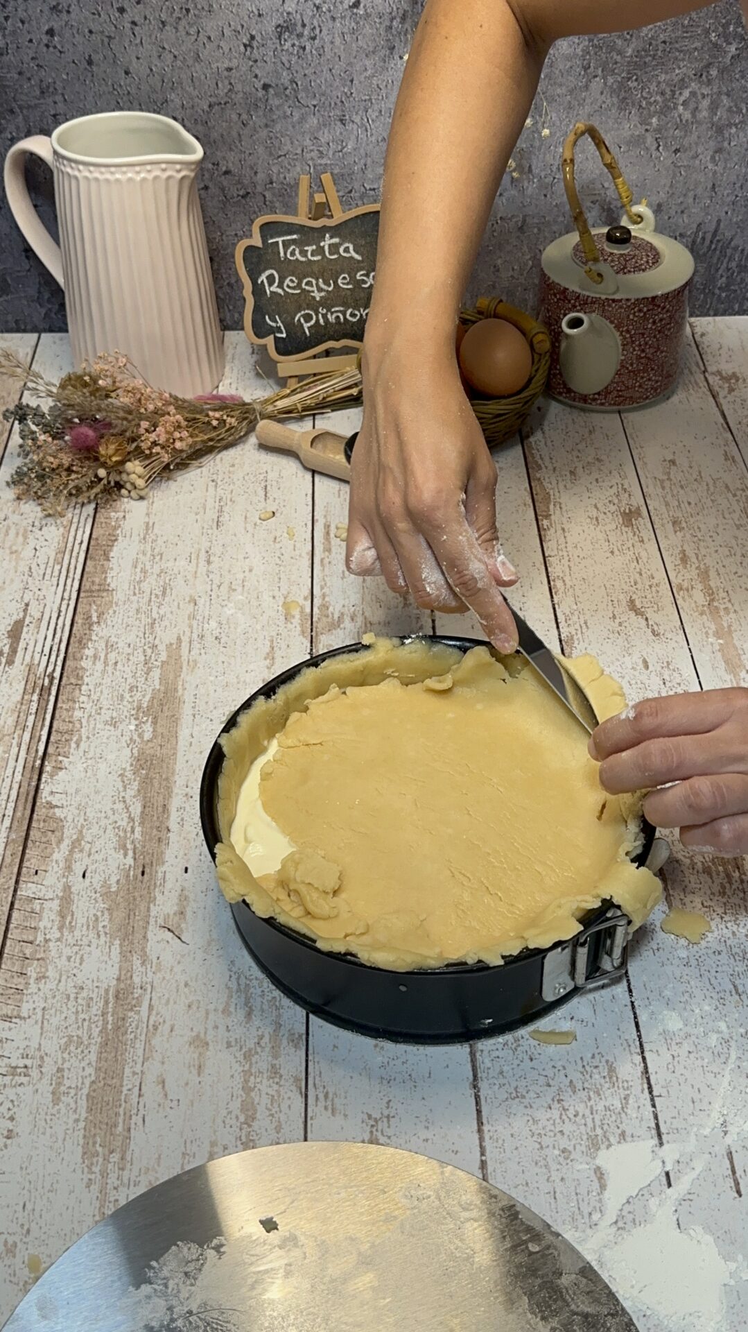 Aplanamos la tapa y la colocamos sobre el relleno