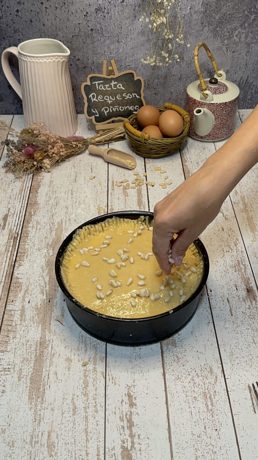 Cubrimos la tarta con los piñones