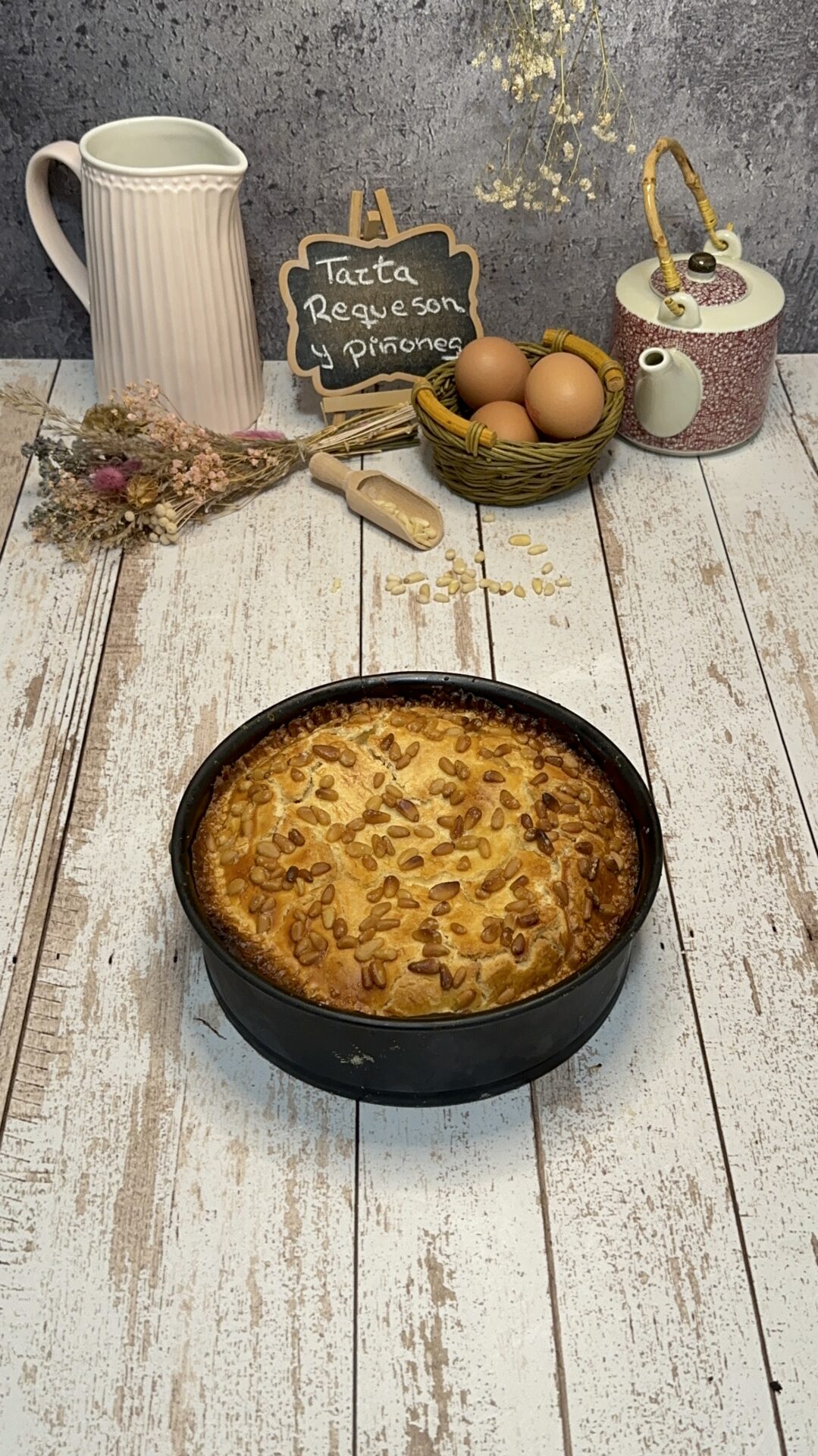 Nuestra tarta de requesón y piñones recién salida del horno