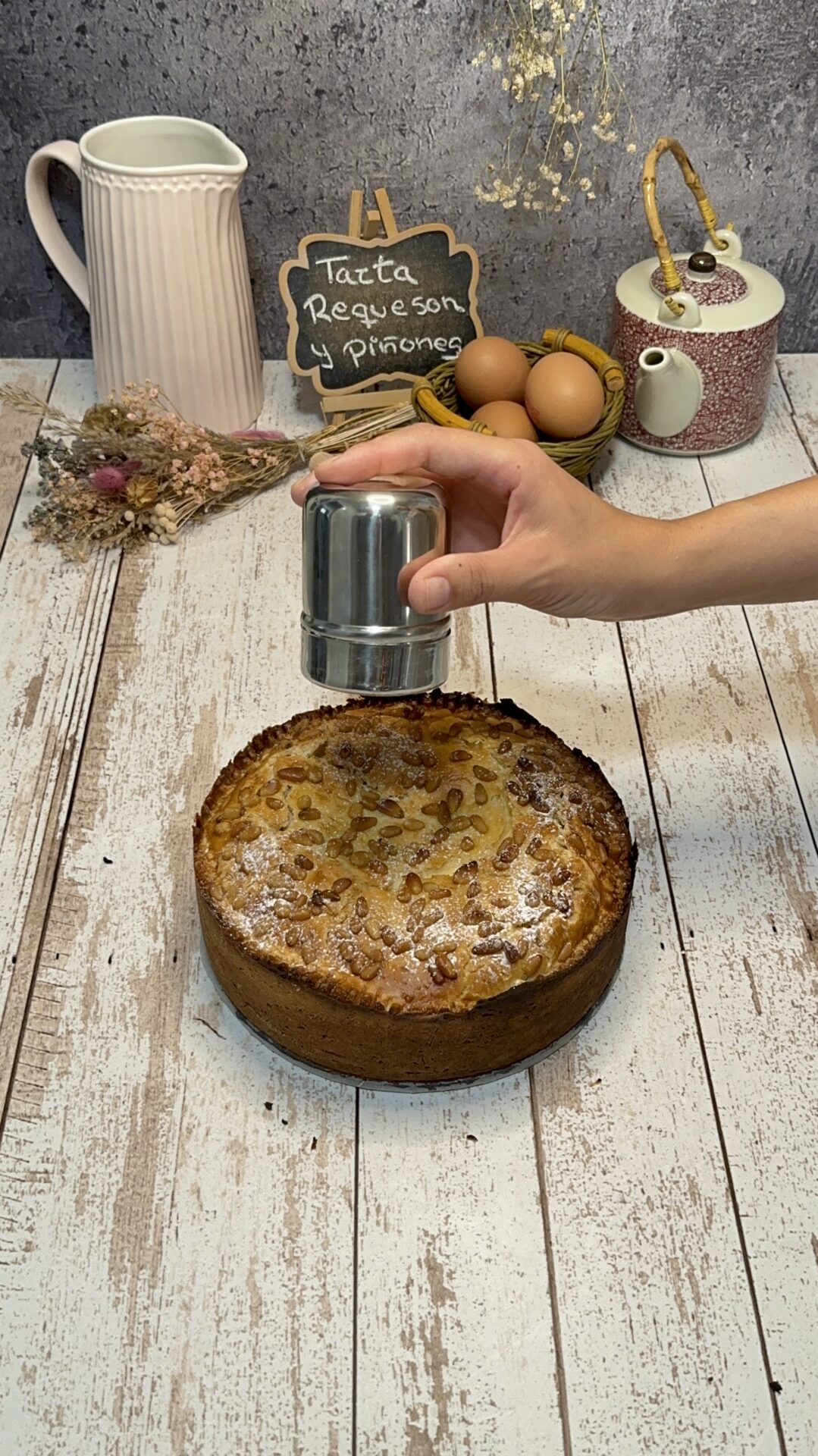 Una vez fría, desmoldamos y espolvoreamos con azúcar glas