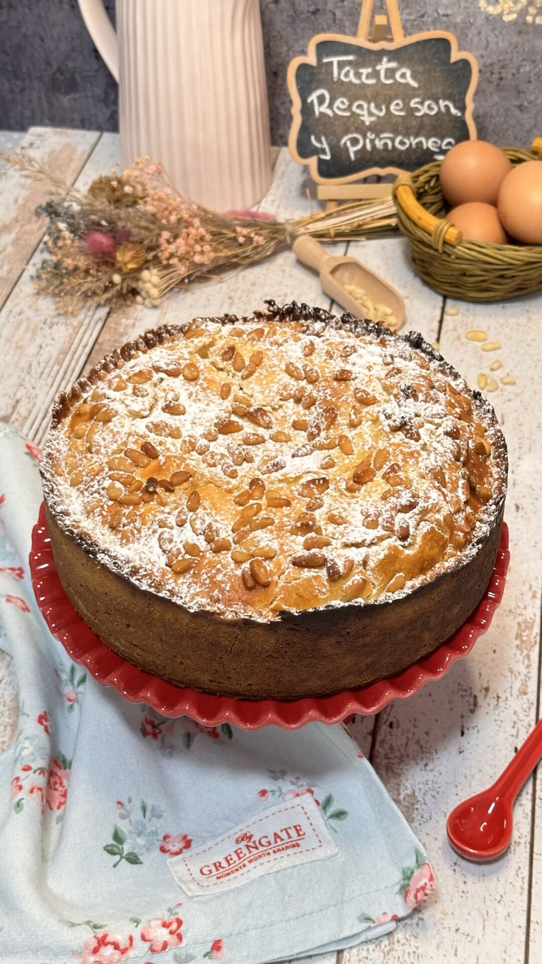 Deliciosa tarta de requesón y piñones