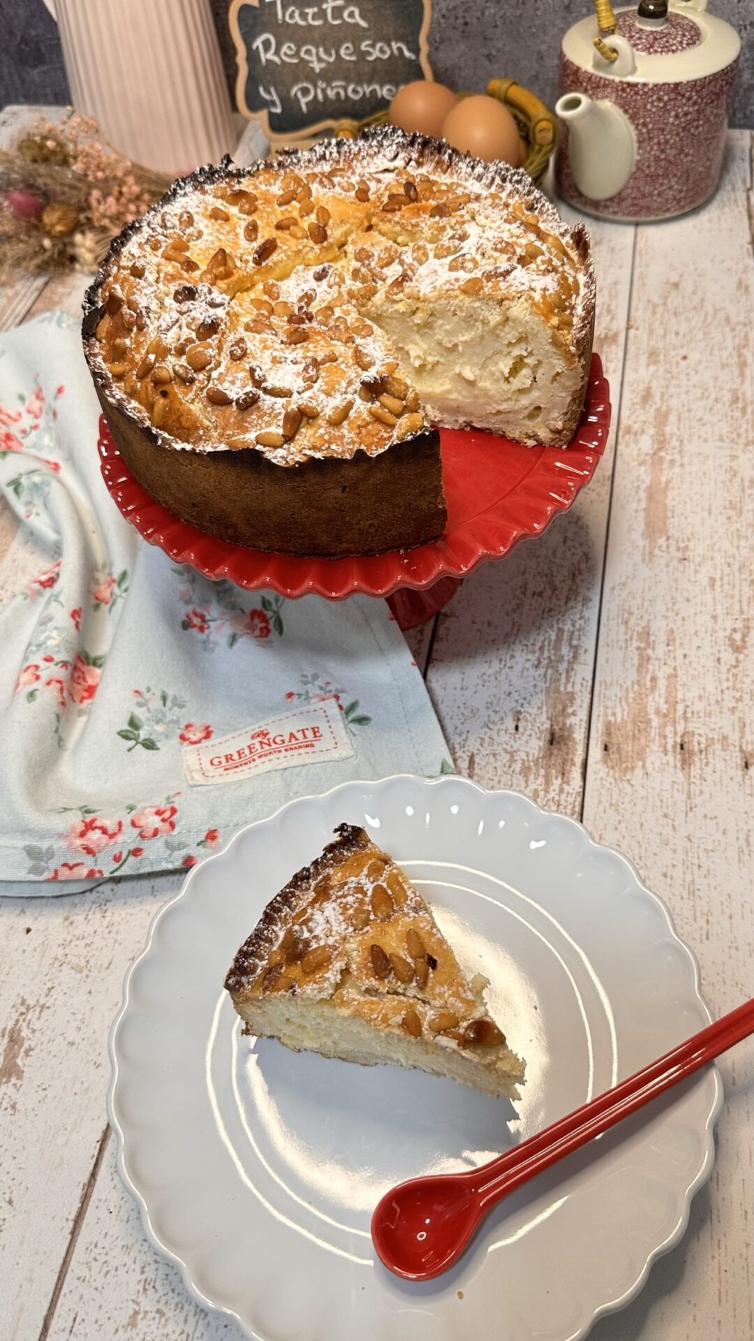 Deliciosa tarta de requesón y piñones