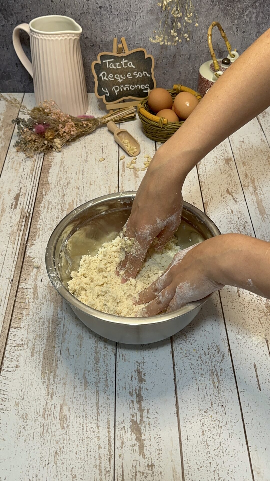 Mezclamos la masa con las manos