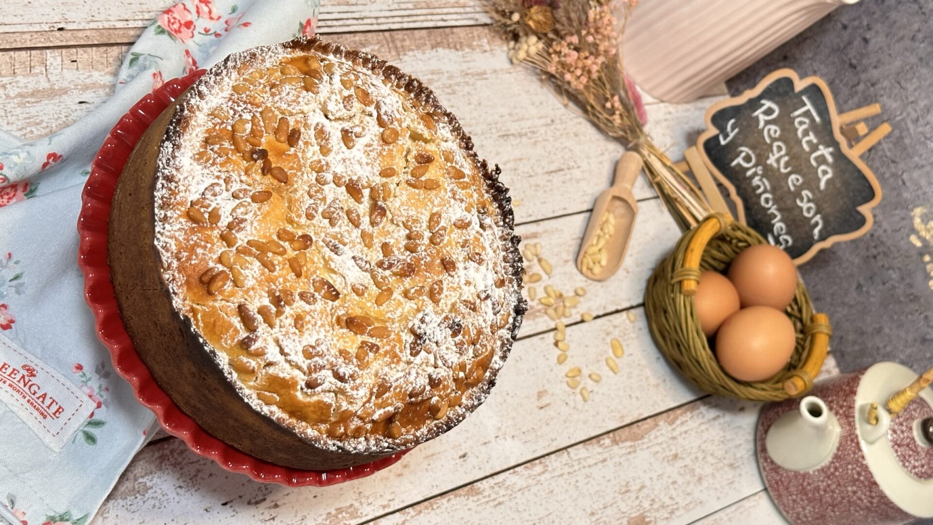 ¿Te atreves con nuestra tarta de requesón y piñones?