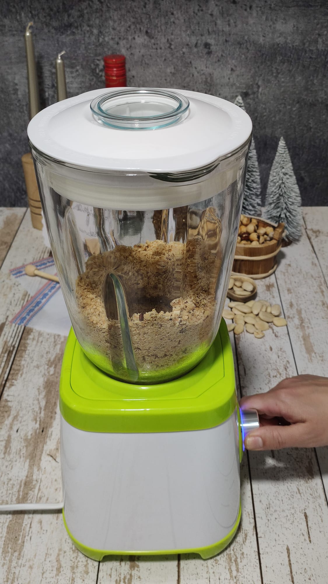 Picamos no muy fino almendras y avellanas