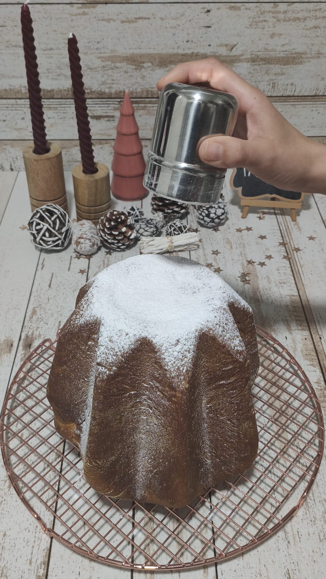 Tras desmoldar, rociamos con azúcar glas