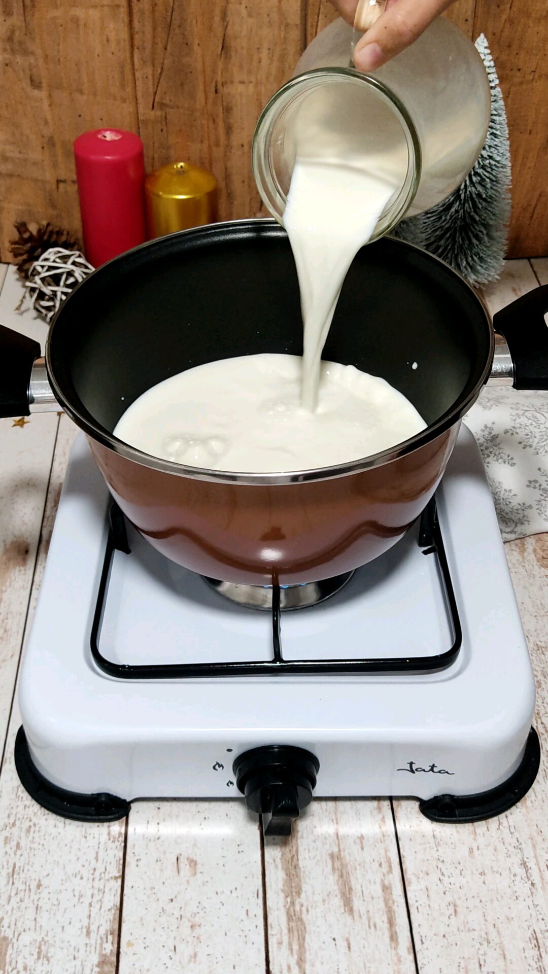 Incorporamos la leche en un cazo