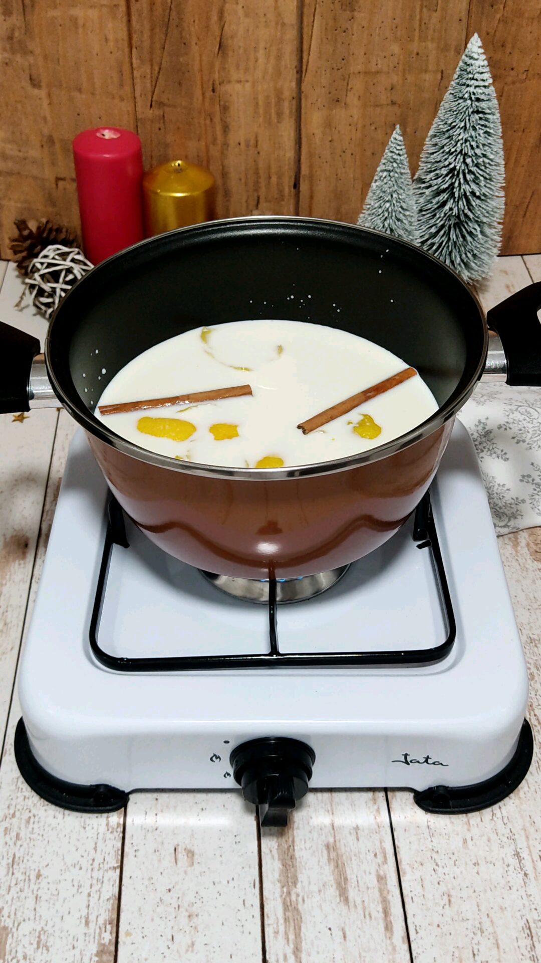 Incorporamos la canela y la piel del limón
