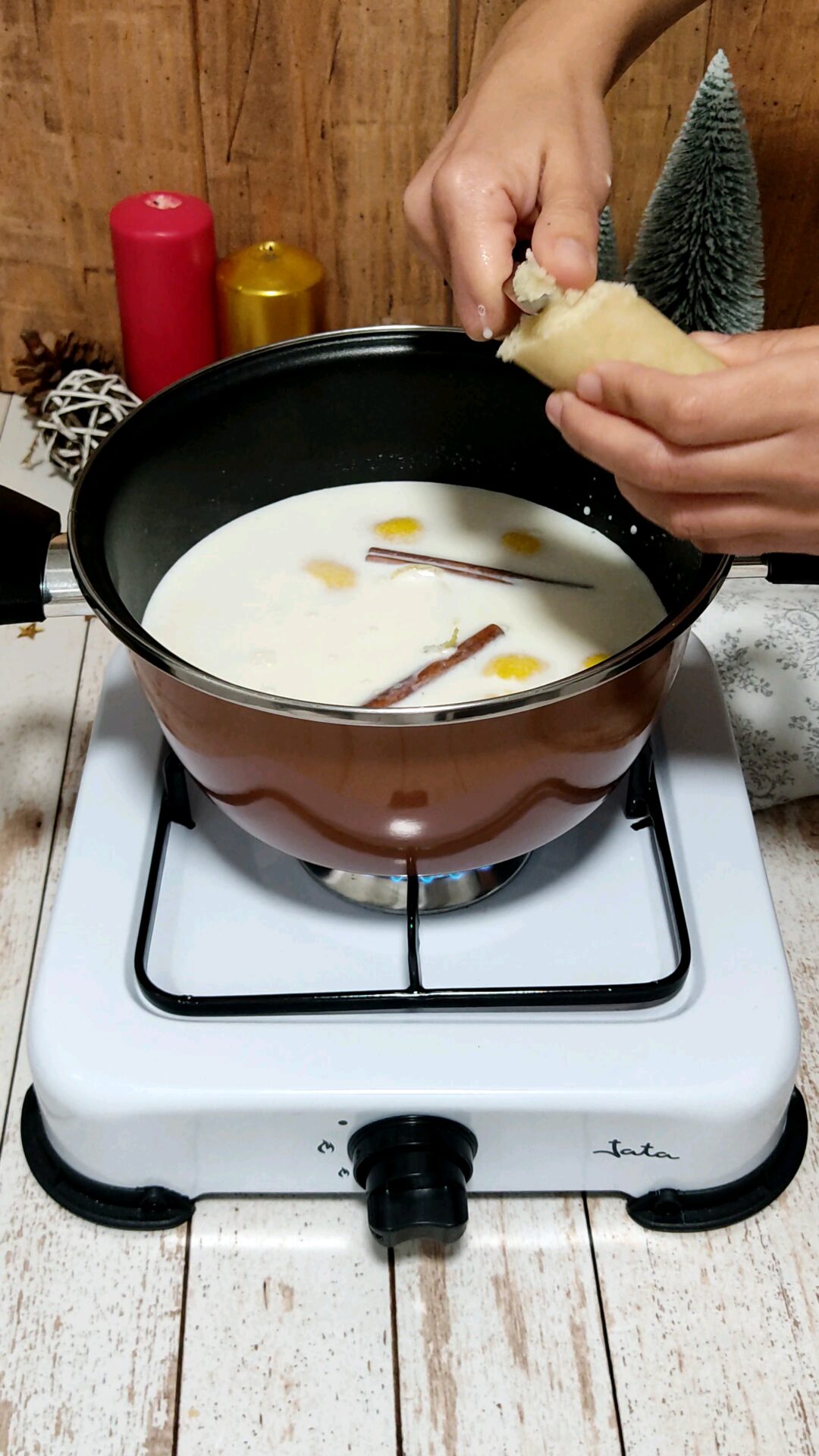 Añadimos la pasta de almendras en trozos pequeños
