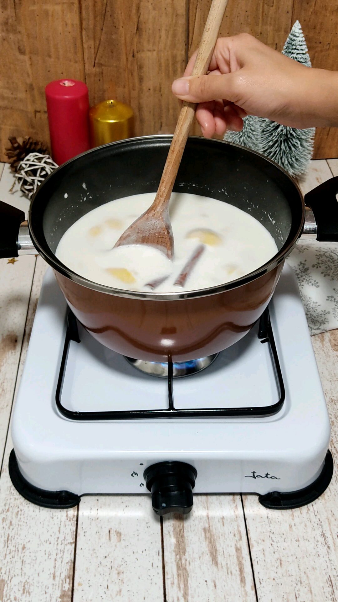 Removemos constantemente hasta disolver la pasta de almendras