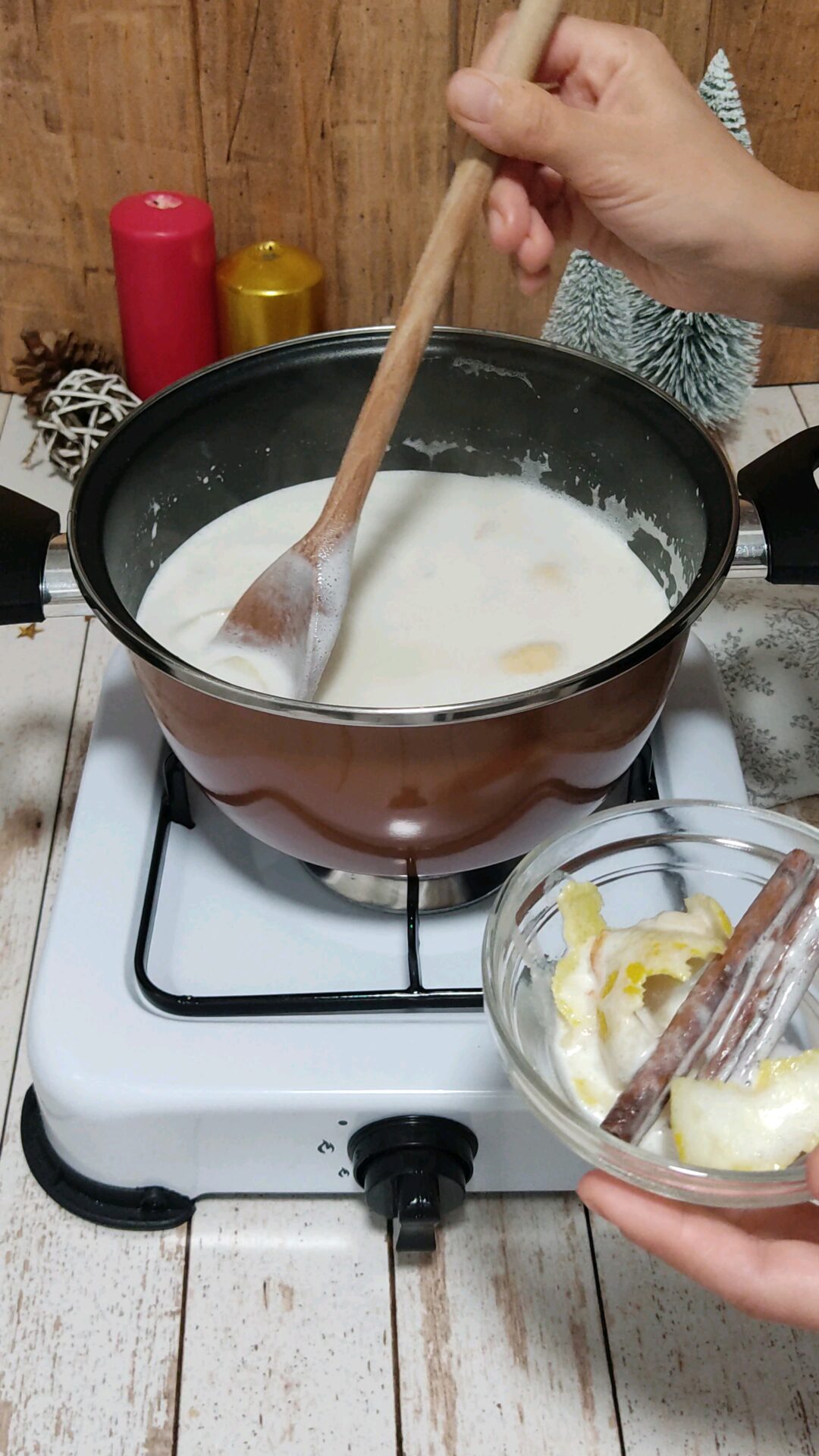 Retiramos la rama de canela y la piel del limón