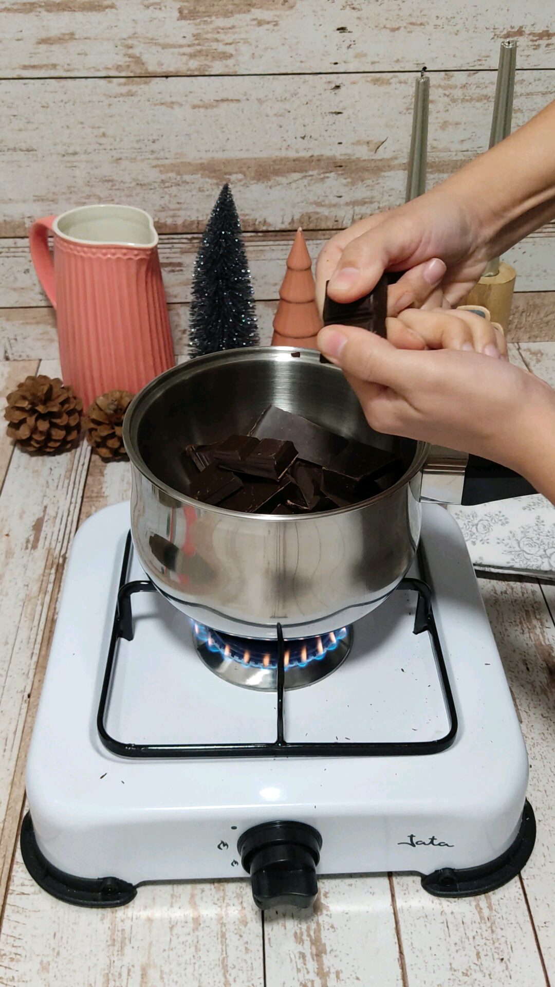 Partimos el chocolate en trozos pequeños y los llevamos a un cazo