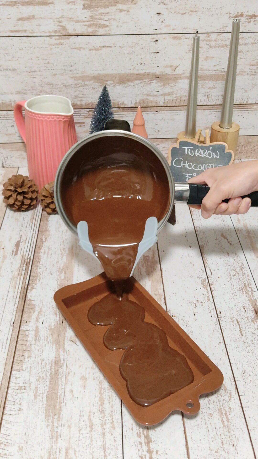 Vertemos una primera capa de chocolate en el molde