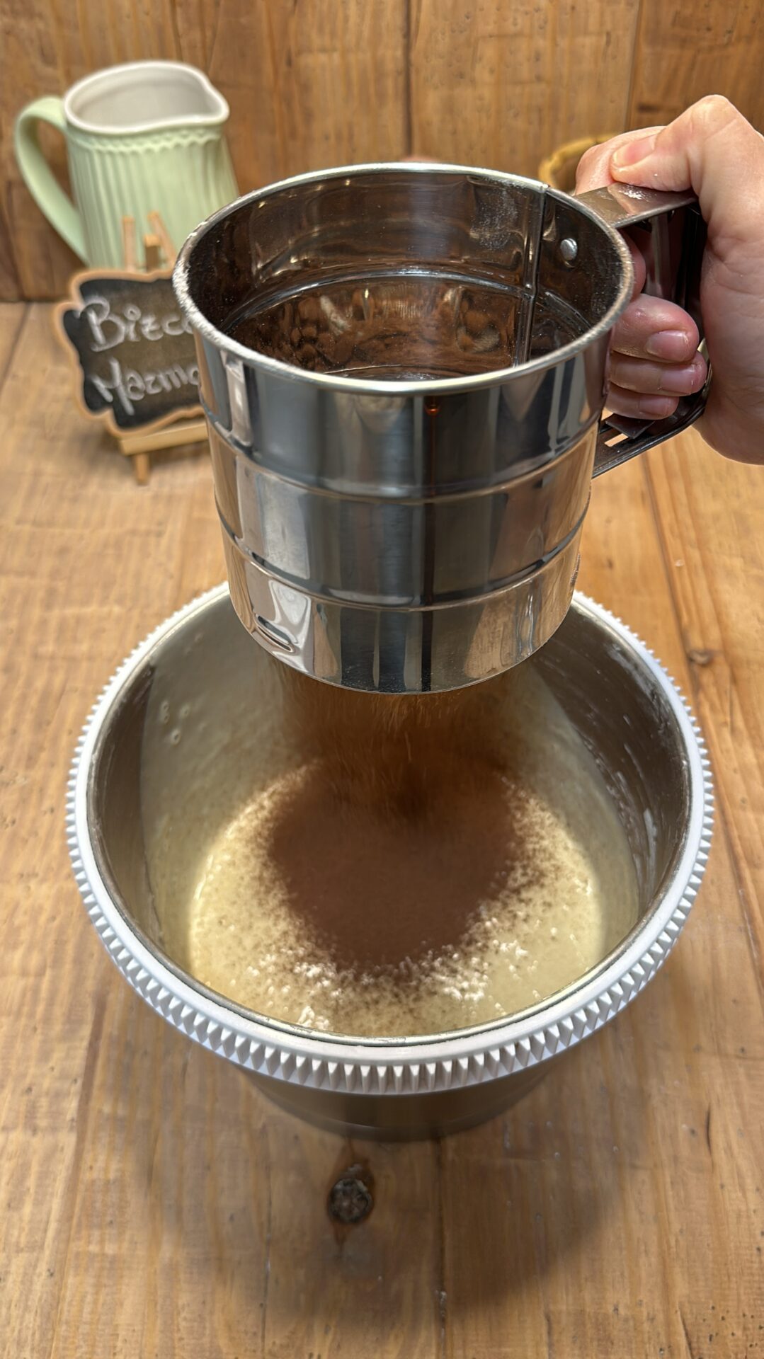 A una de las mitades le añadimos el cacao