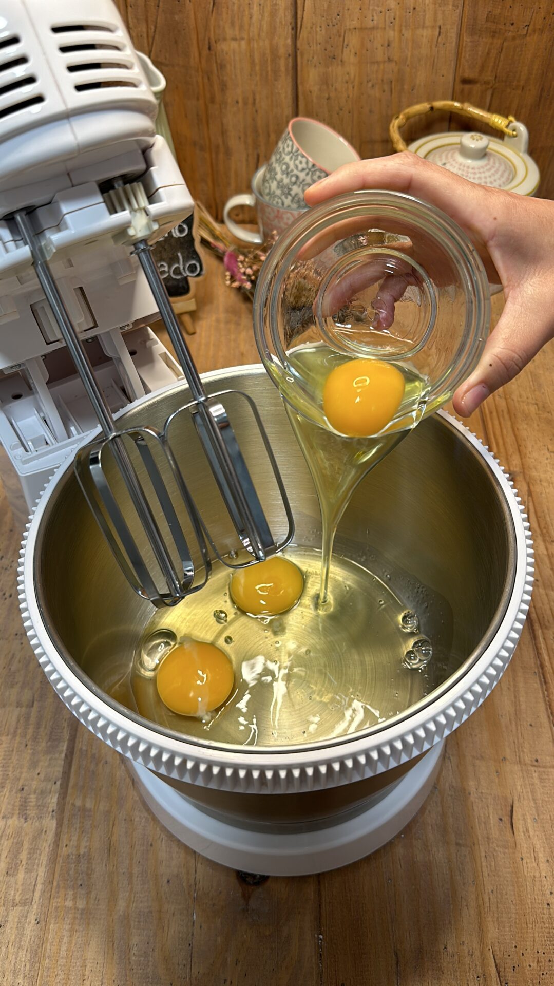 Incorporamos a un bol los huevos