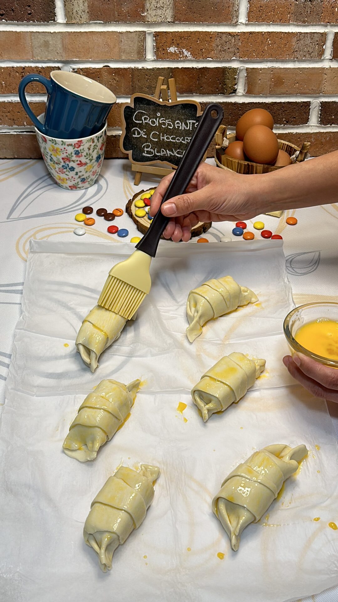 Pintamos los croissants con el huevo