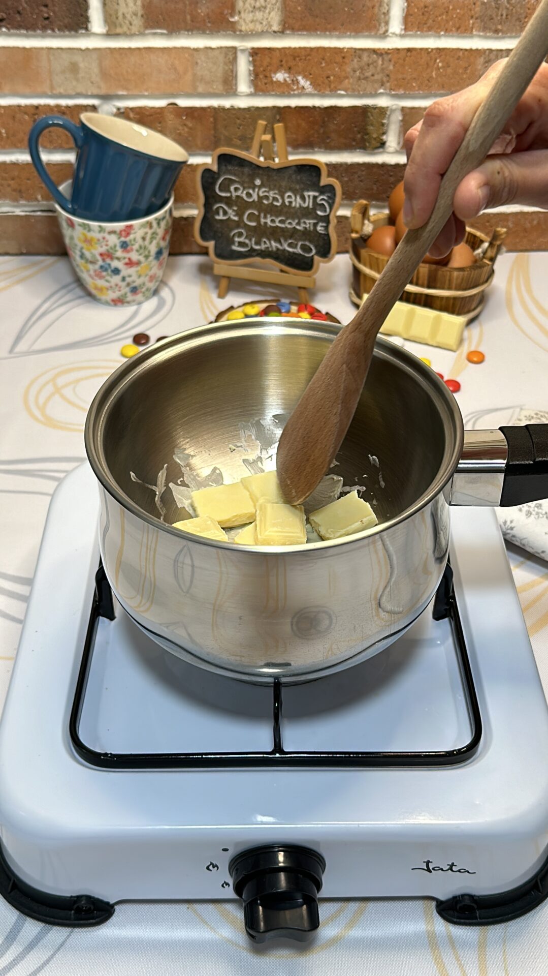Derretimos el chocolate blanco al baño maría