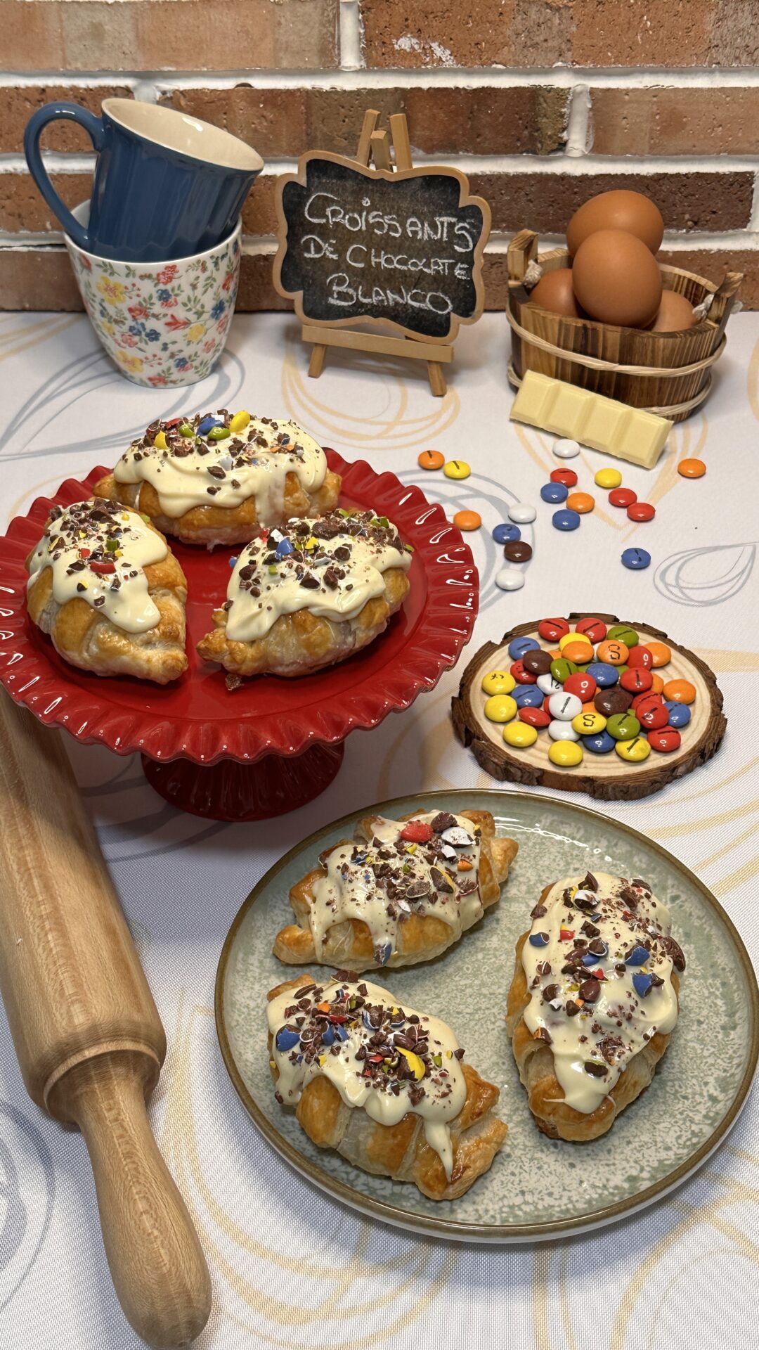 Deliciosos croissants de chocolate blanco y lacasitos