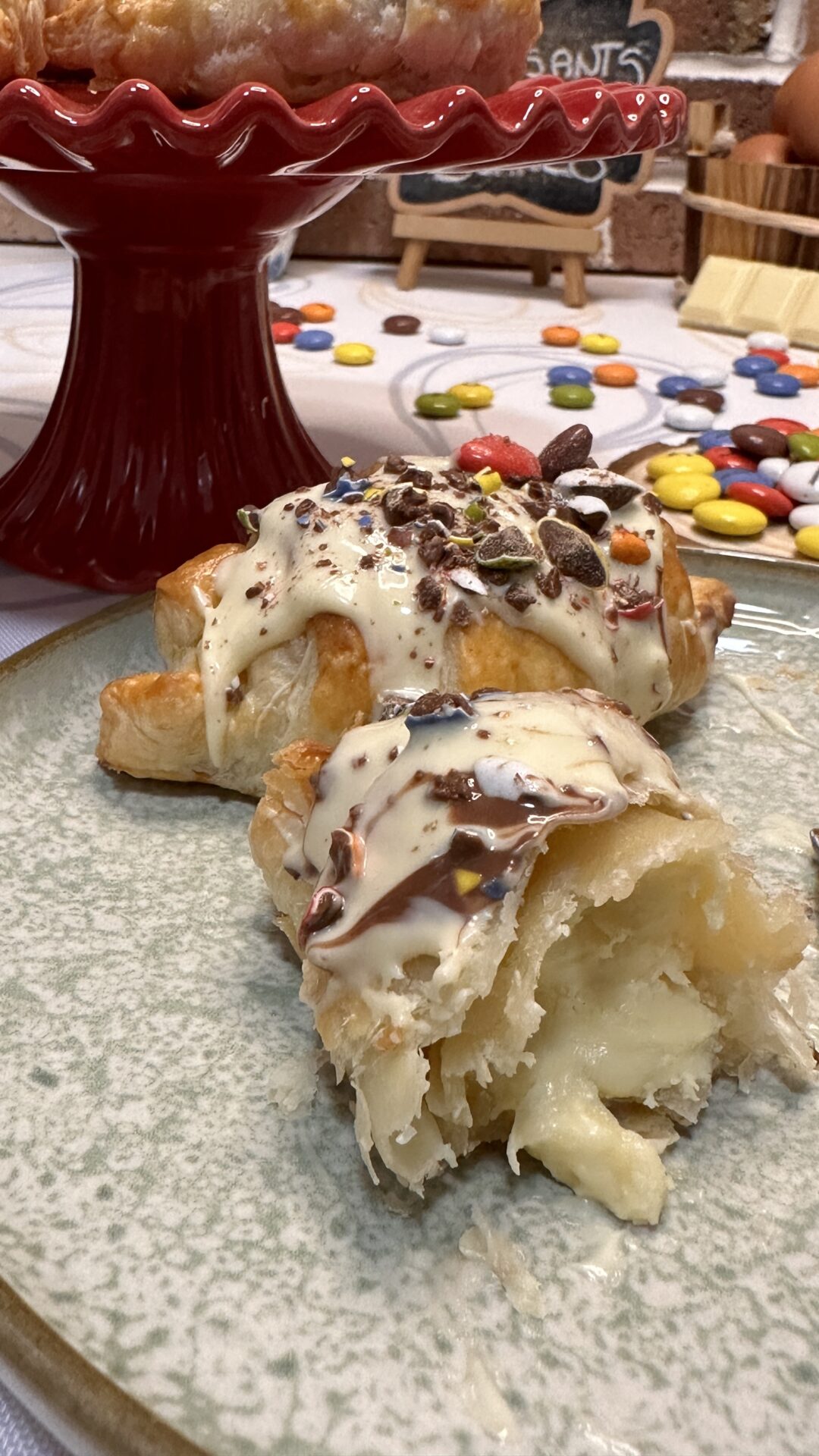 Un trozo de nuestros croissants rellenos de chocolate blanco