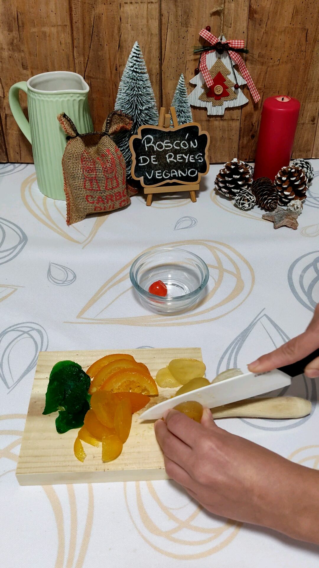Cortamos las frutas confitadas en láminas