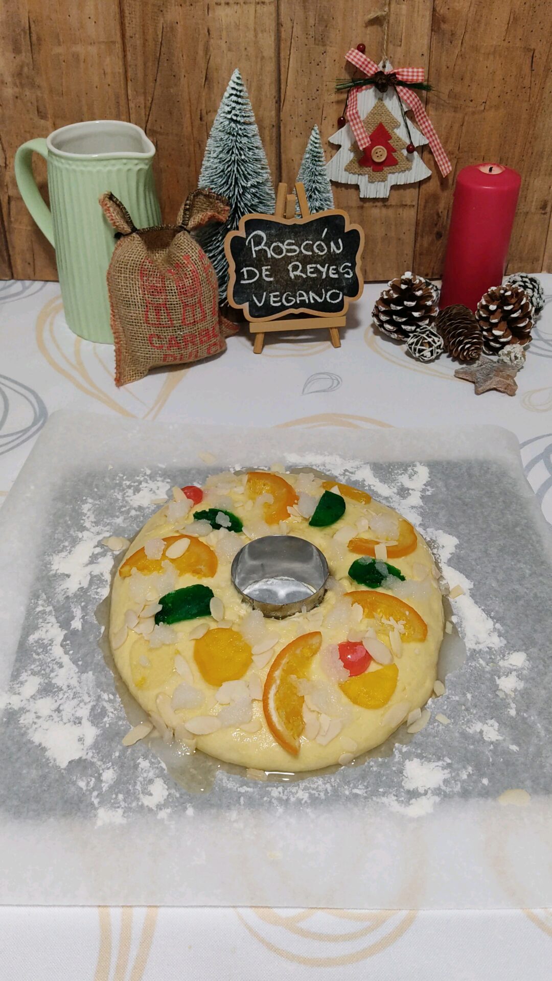 Colocamos la fruta, la almendra laminada y el azúcar húmedo