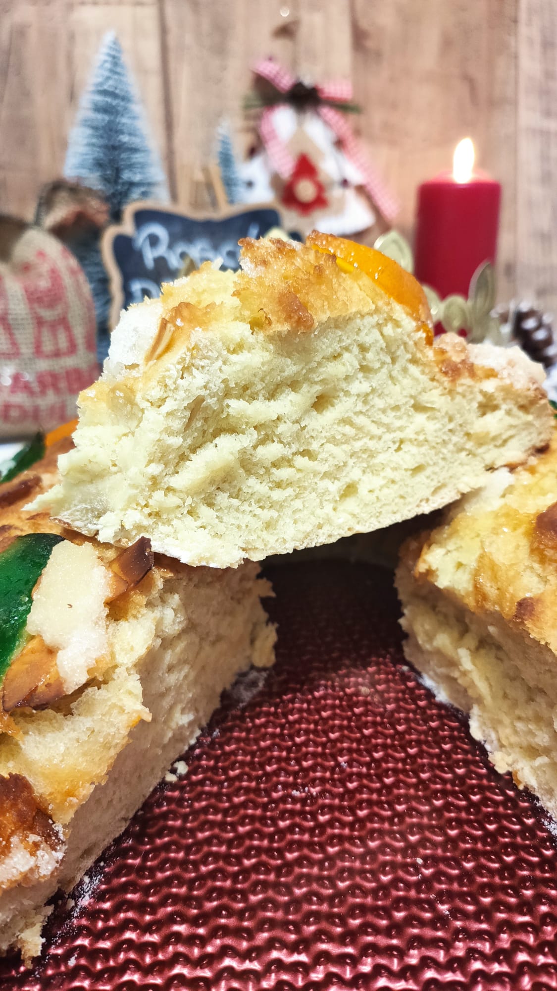 Un trozo de nuestro esponjoso roscón de reyes vegano