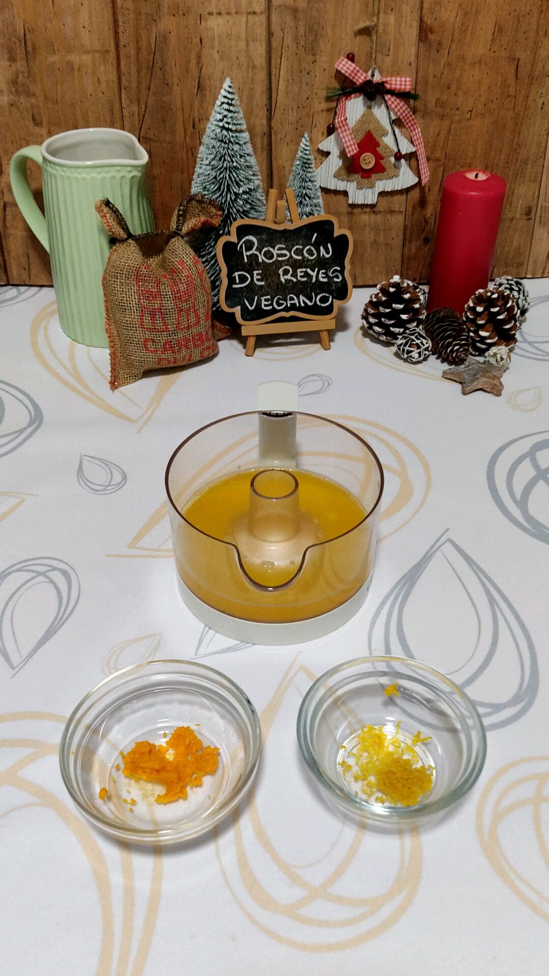 Obtenemos la rayadura de una naranja y reservamos el zumo