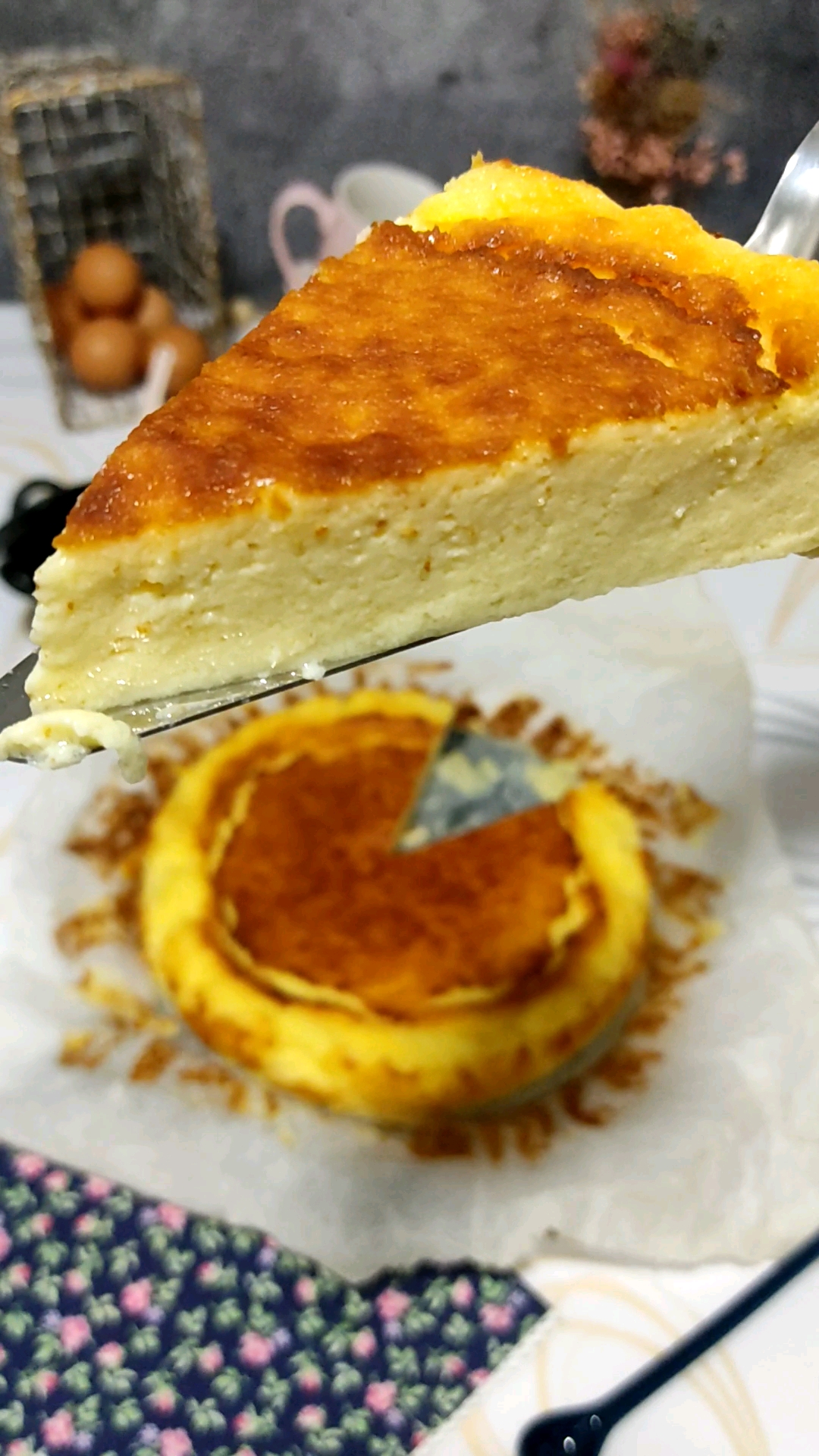 Un trozo de nuestra  increíble tarta de queso La Viña