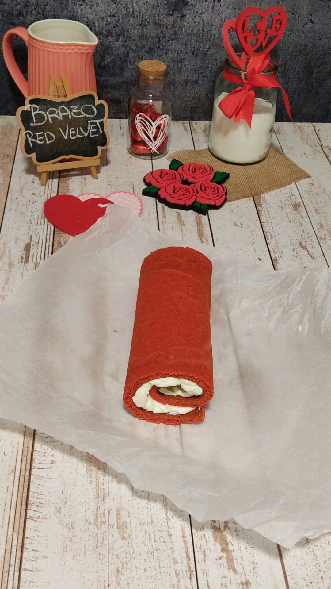 Volvemos a enrollar para darle la forma definitiva a nuestro brazo Red Velvet