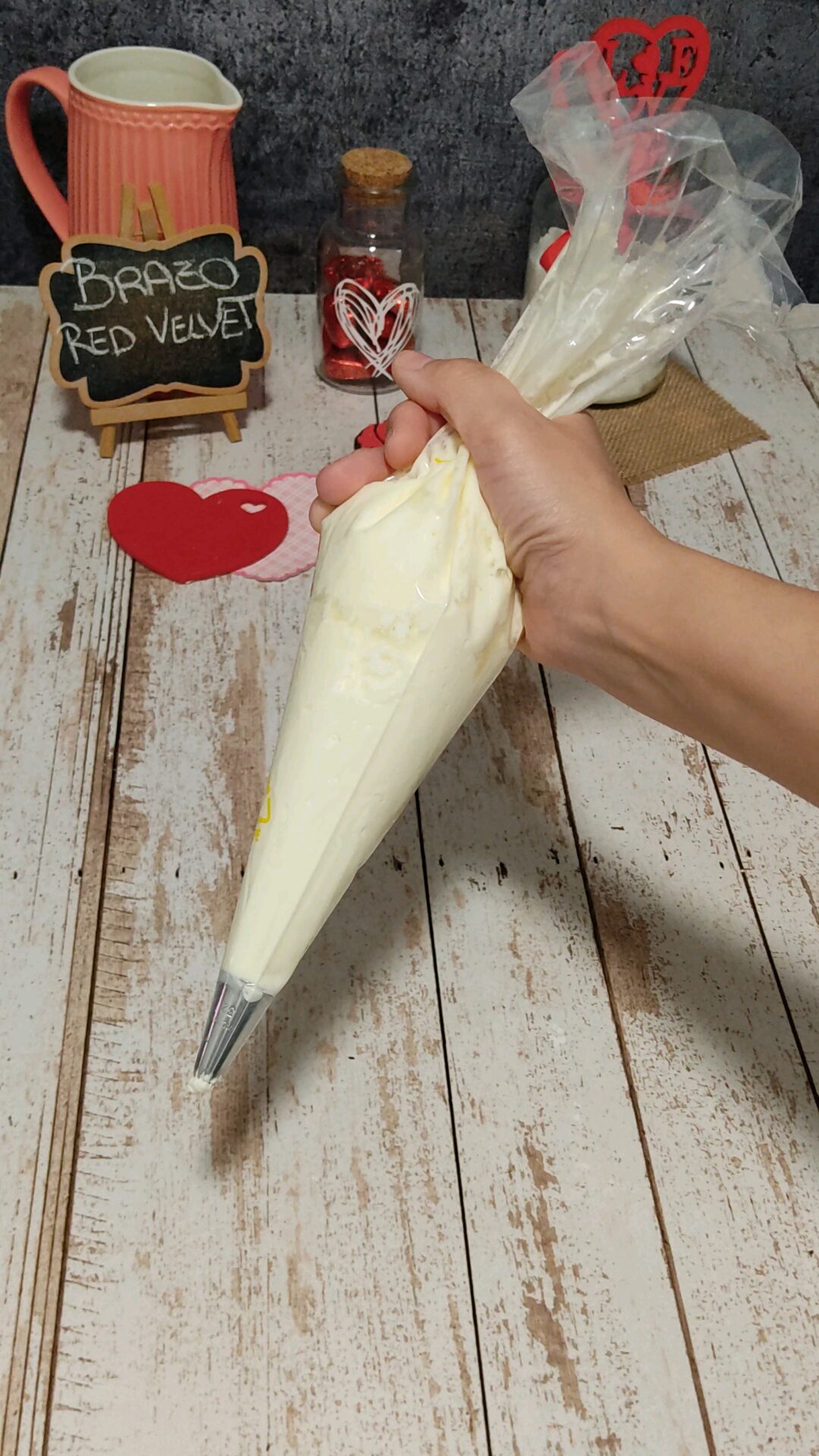 Introducimos el relleno sobrante en una manga pastelera