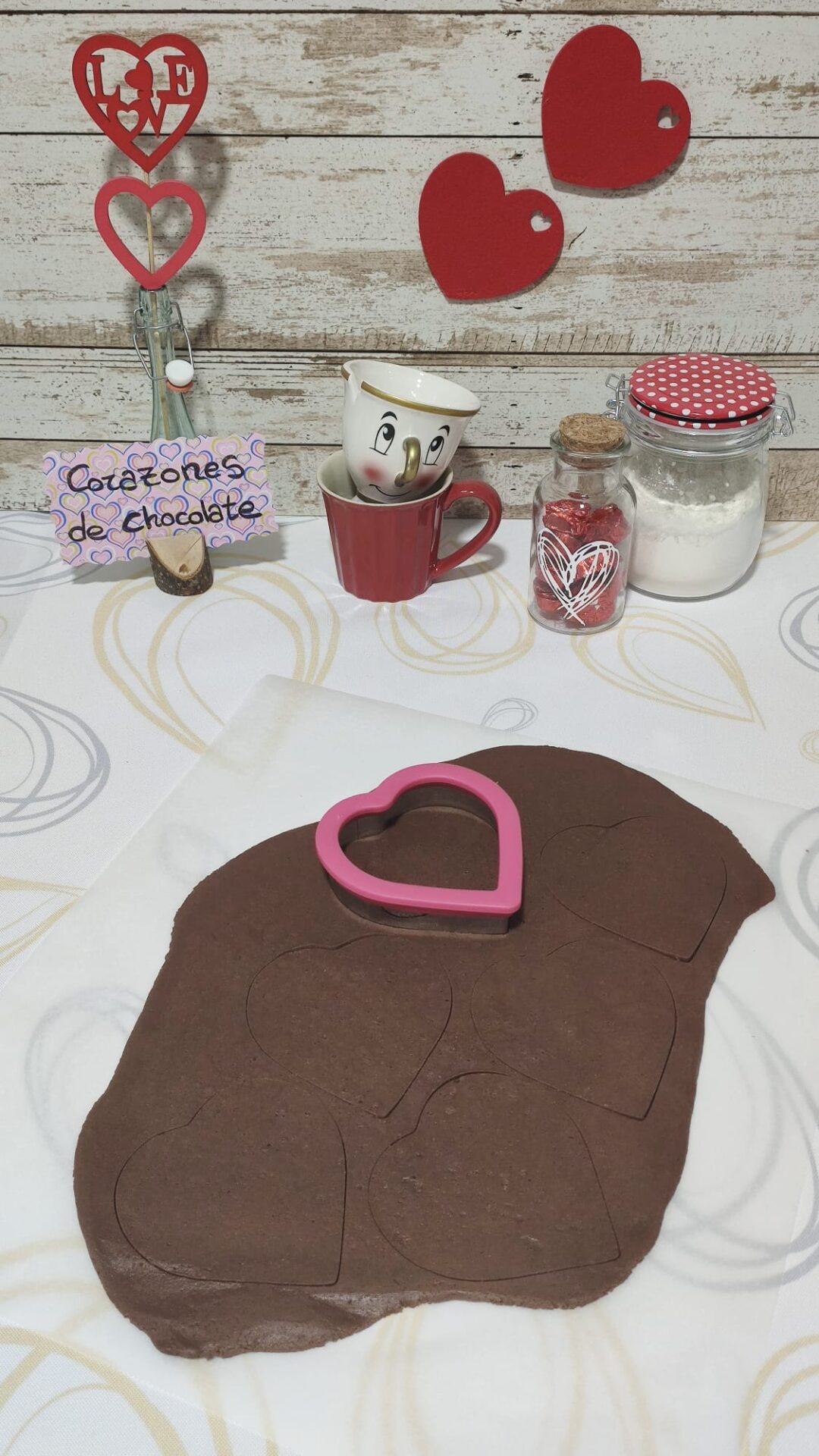 Cortamos la masa en corazones con el molde cortador