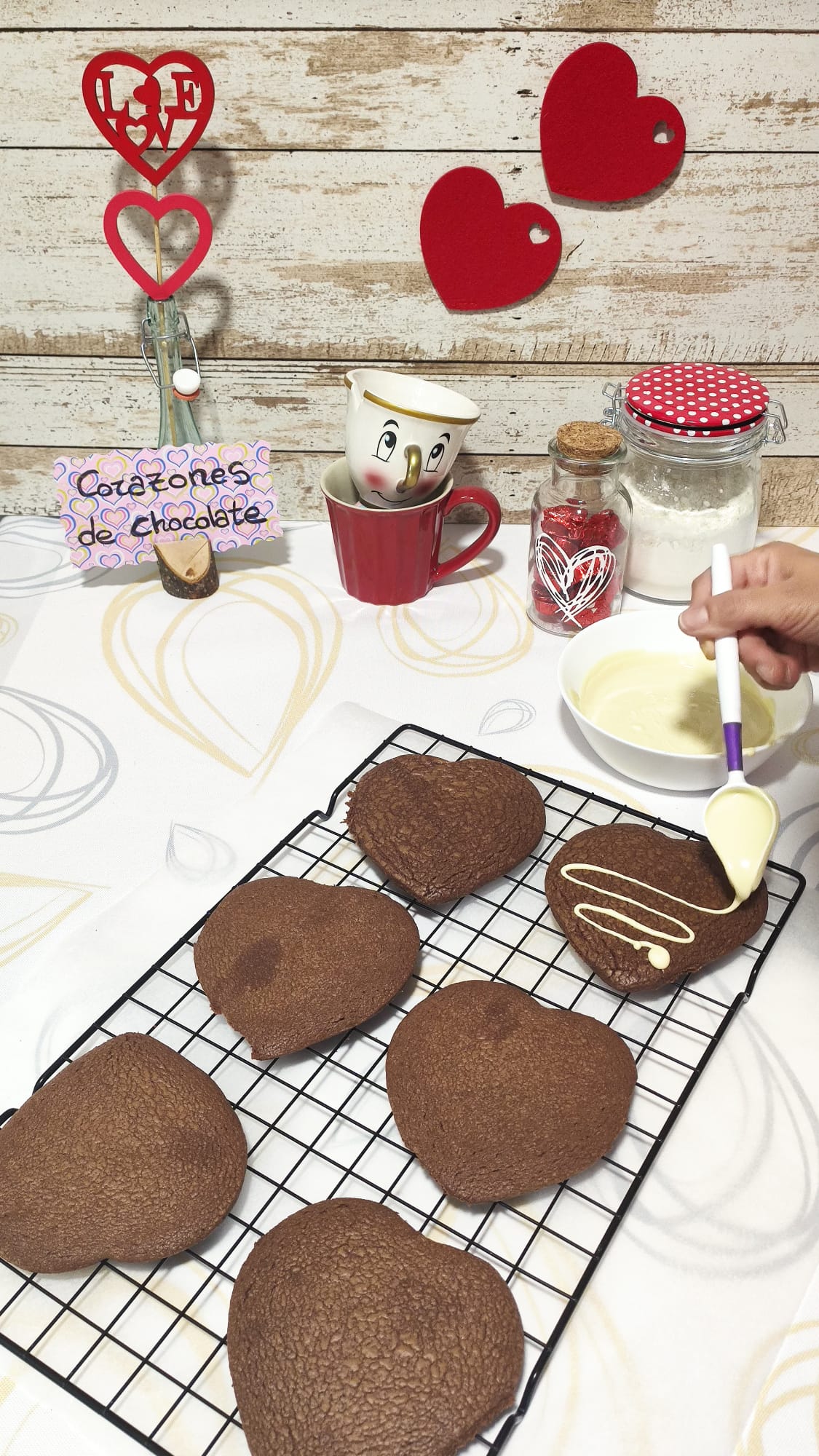 Decoramos con el chocolate blanco fundido con las formas deseadas