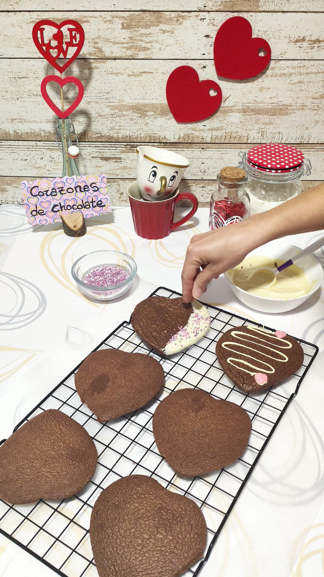 Vamos colocando los sprinkles para que se peguen al enfriar el chocolate