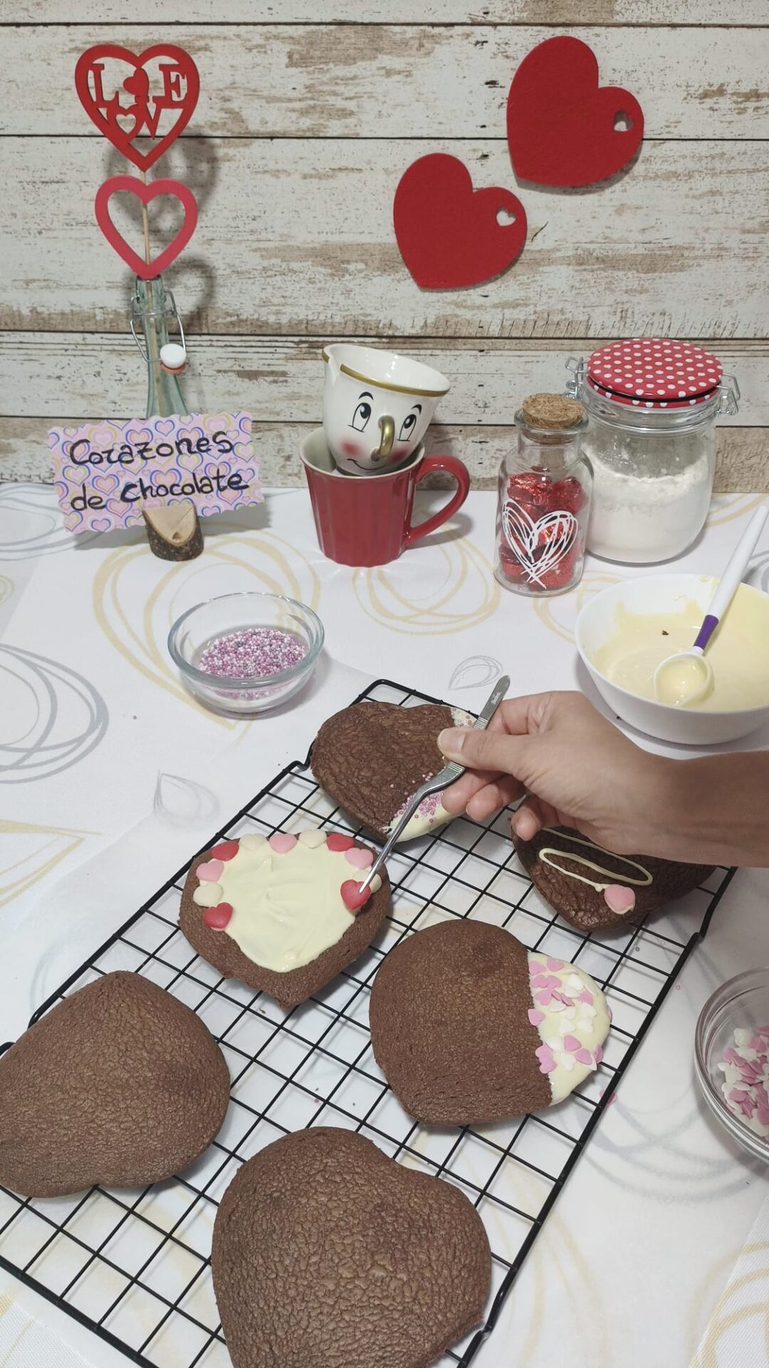 Acabando la decoración de nuestras cookies de corazón de chocolate