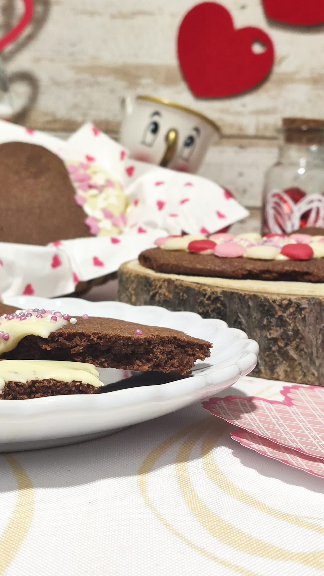 Un trozo de nuestras tiernas cookies de corazón de chocolate