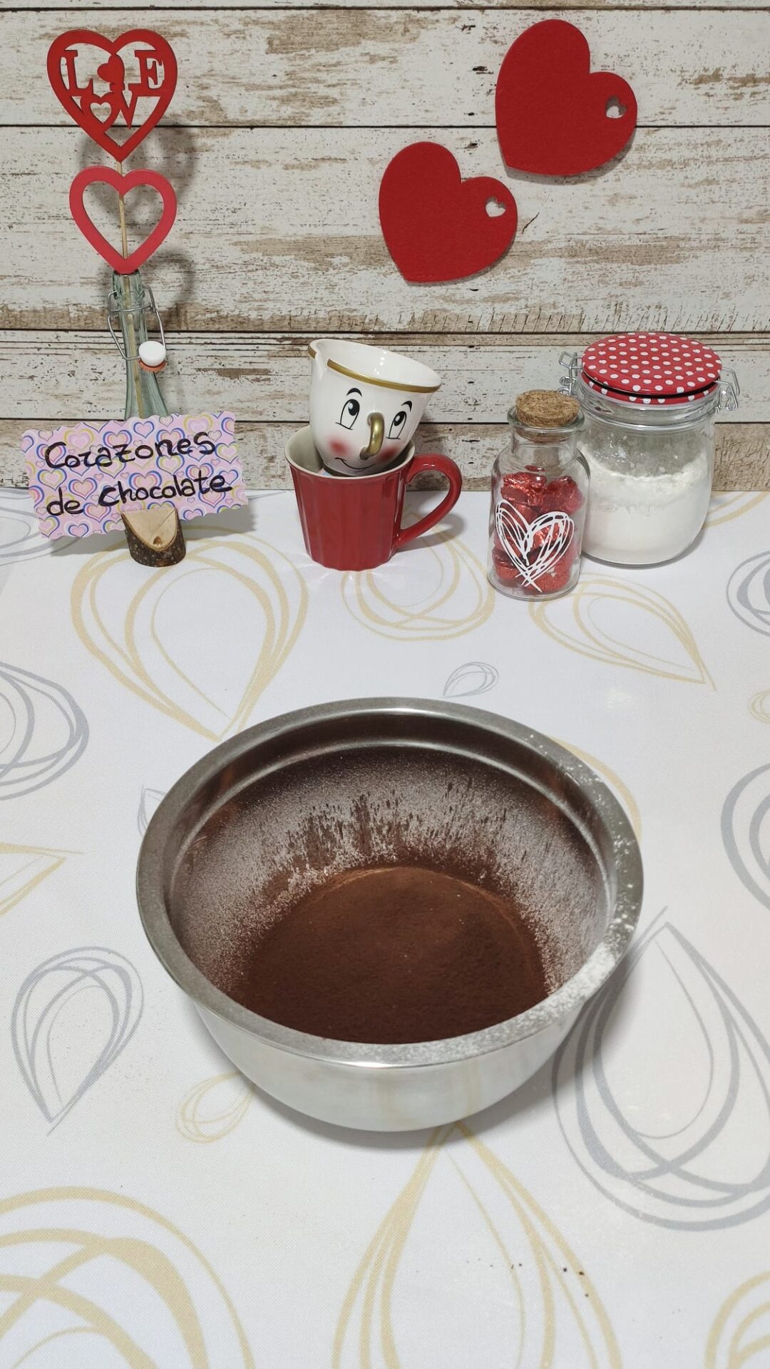 Tamizamos el cacao junto con la harina y reservamos