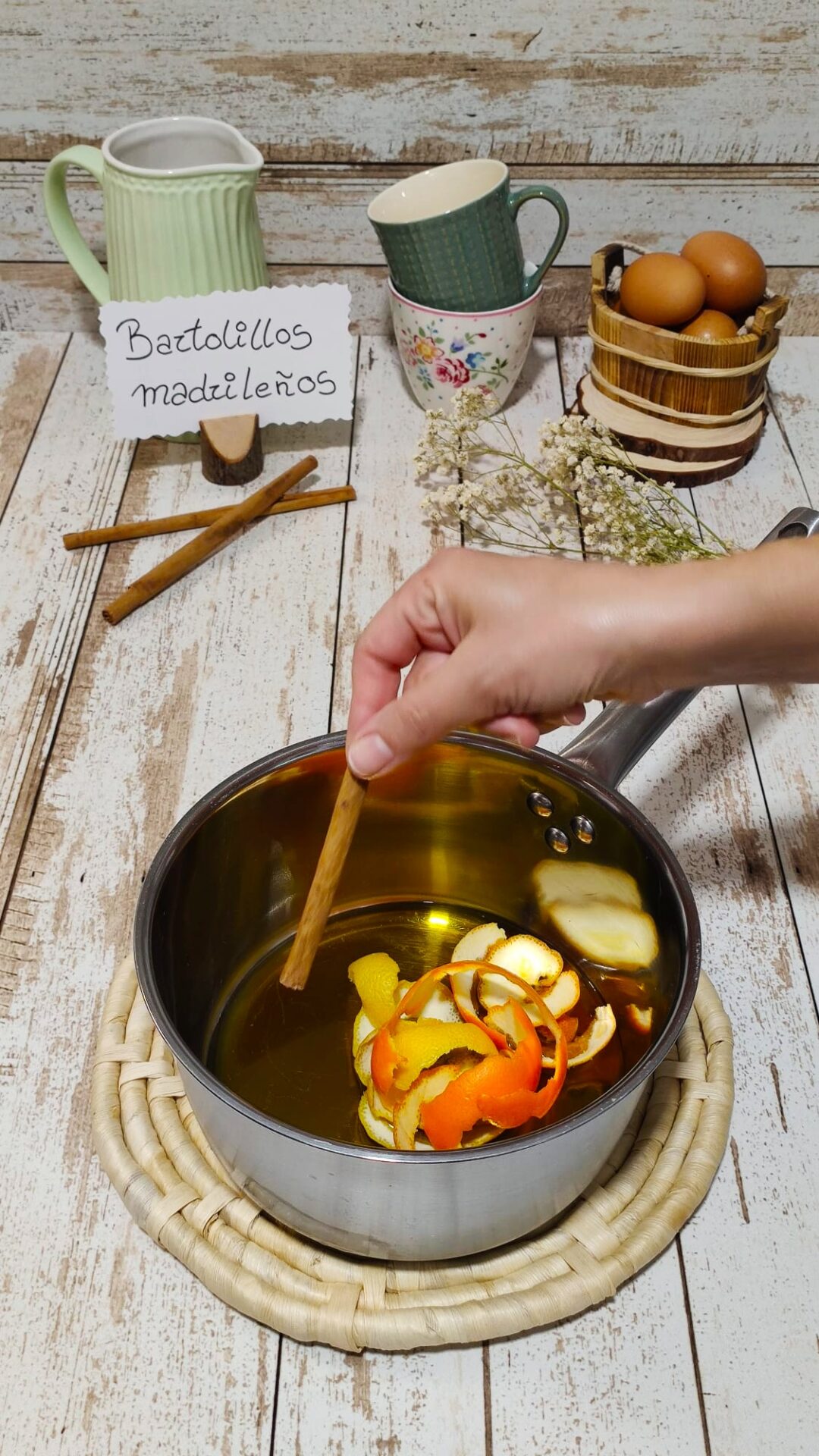 Llevamos a un cazo el aceite, las ralladuras y la canela. Calentamos