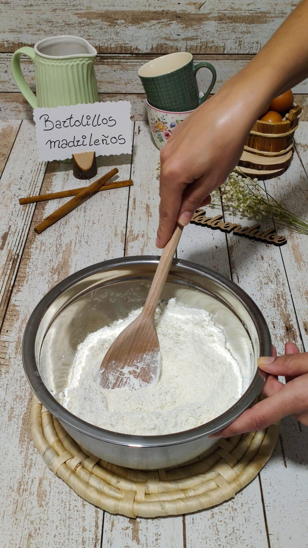 Llevamos a un bol la harina, el azúcar y la sal. Mezclamos.